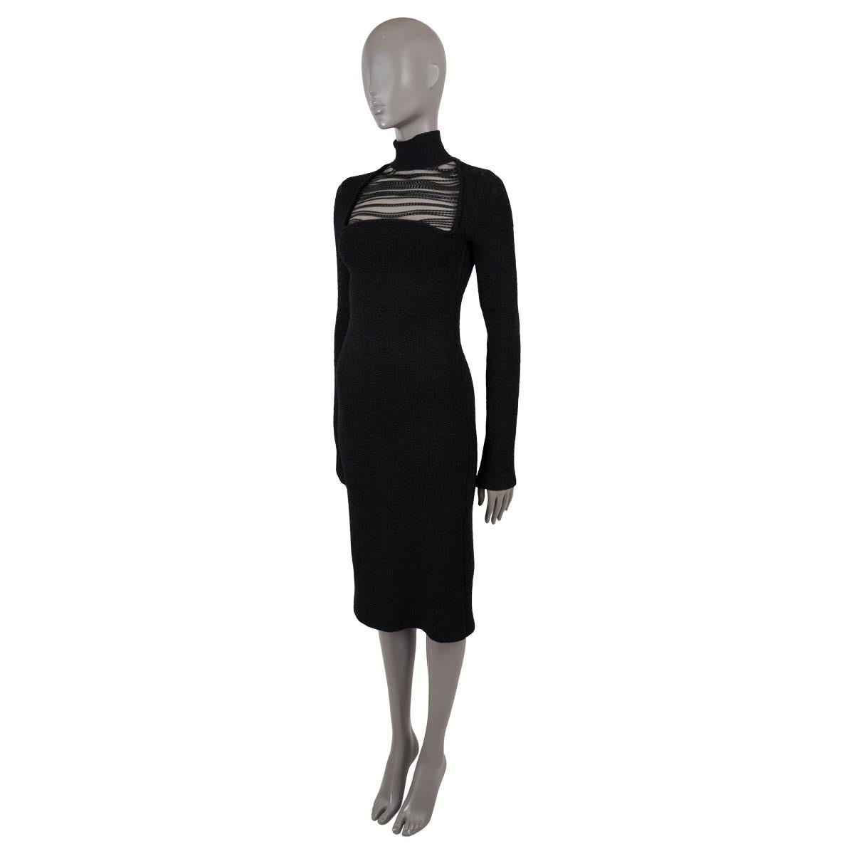 Robe midi Bottega Veneta 100% authentique en soie bouclée noire (90%), polyamide (9%) et élasthanne (1%). Il présente une découpe décolletée ornée de chaînes multiples, des manches longues et un col montant. Fermeture à glissière dans le dos. Non