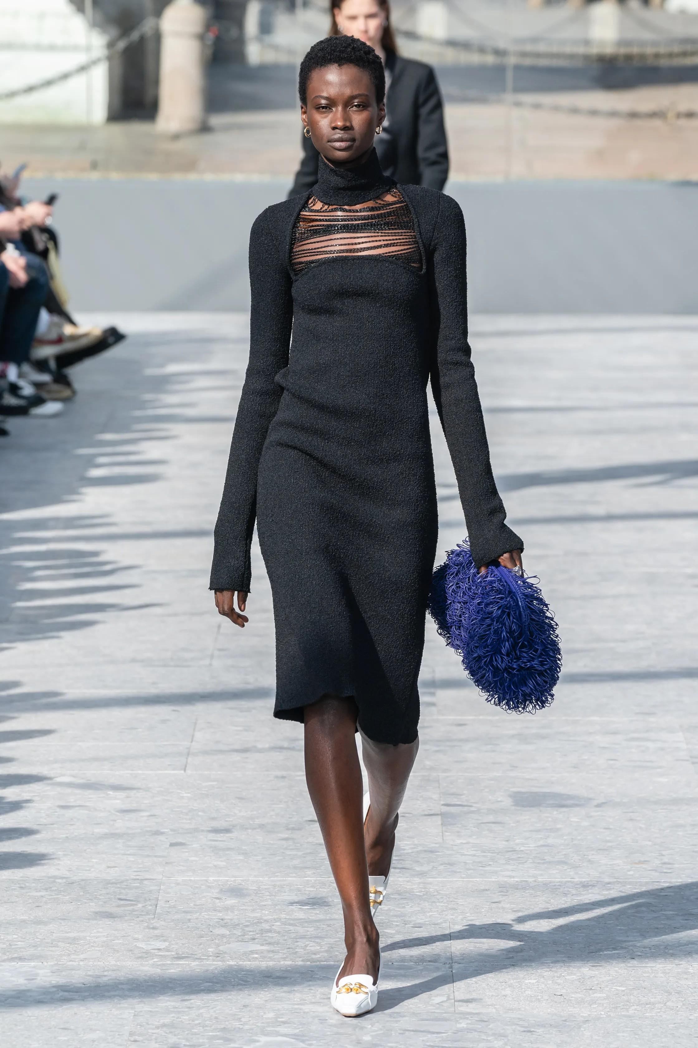 BOTTEGA VENETA Robe noire en soie noire 2019 CHAIN TRIM TURTLENECK BOUCLE Robe 36 XS en vente 2