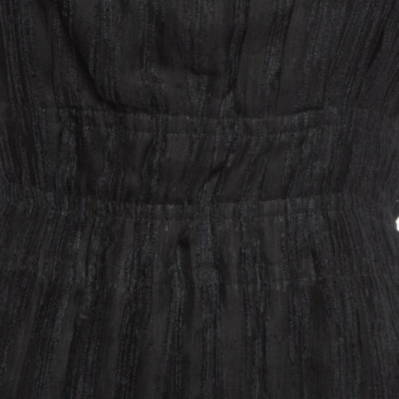 Questo elegante abito midi emana eleganza e raffinatezza. La sua lunghezza comoda cade tra il ginocchio e la caviglia, offrendo un'opzione versatile per varie occasioni. Con il suo design chic, combina le tendenze moderne con un fascino senza tempo,