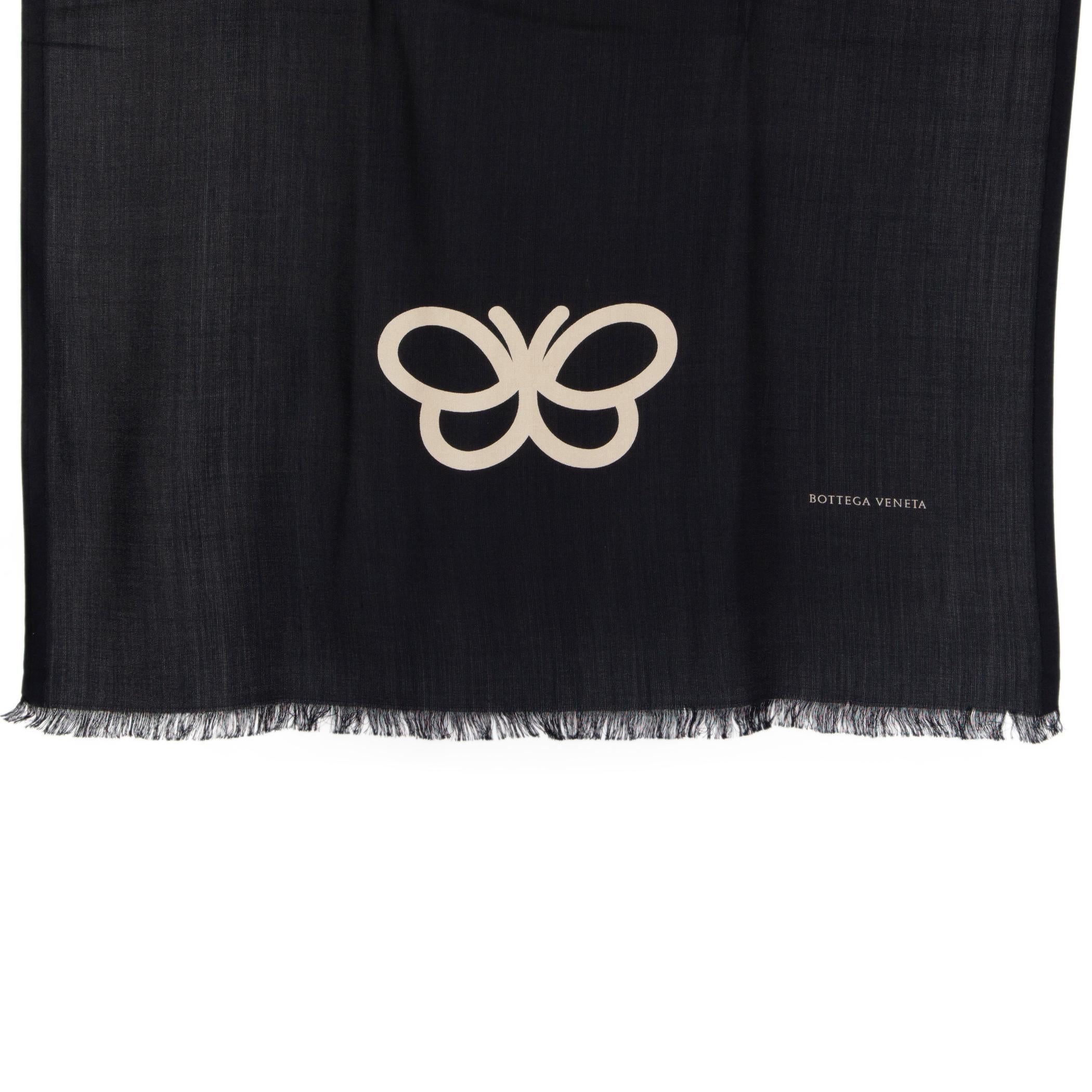 Bottega Veneta oblong shawl in black silk (100%) with beige butterfly detail. Fringed ends. Has been worn and is in excellent condition.

Width 75cm (29.3in)
Length 200cm (78in)
