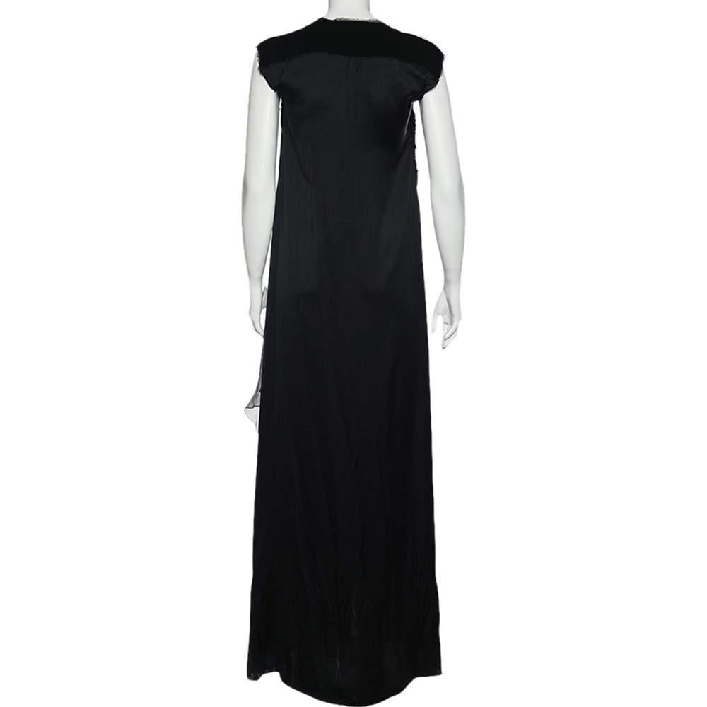 Mit diesem wunderschönen Kleid aus dem Hause Bottega Veneta zeigen Sie Stil und Eleganz ohne Ende. Dieses aus schwarzer Seide geschneiderte Maxikleid besticht durch drapierte Details und eine Knopfleiste. Kombinieren Sie dieses Maxikleid mit einem