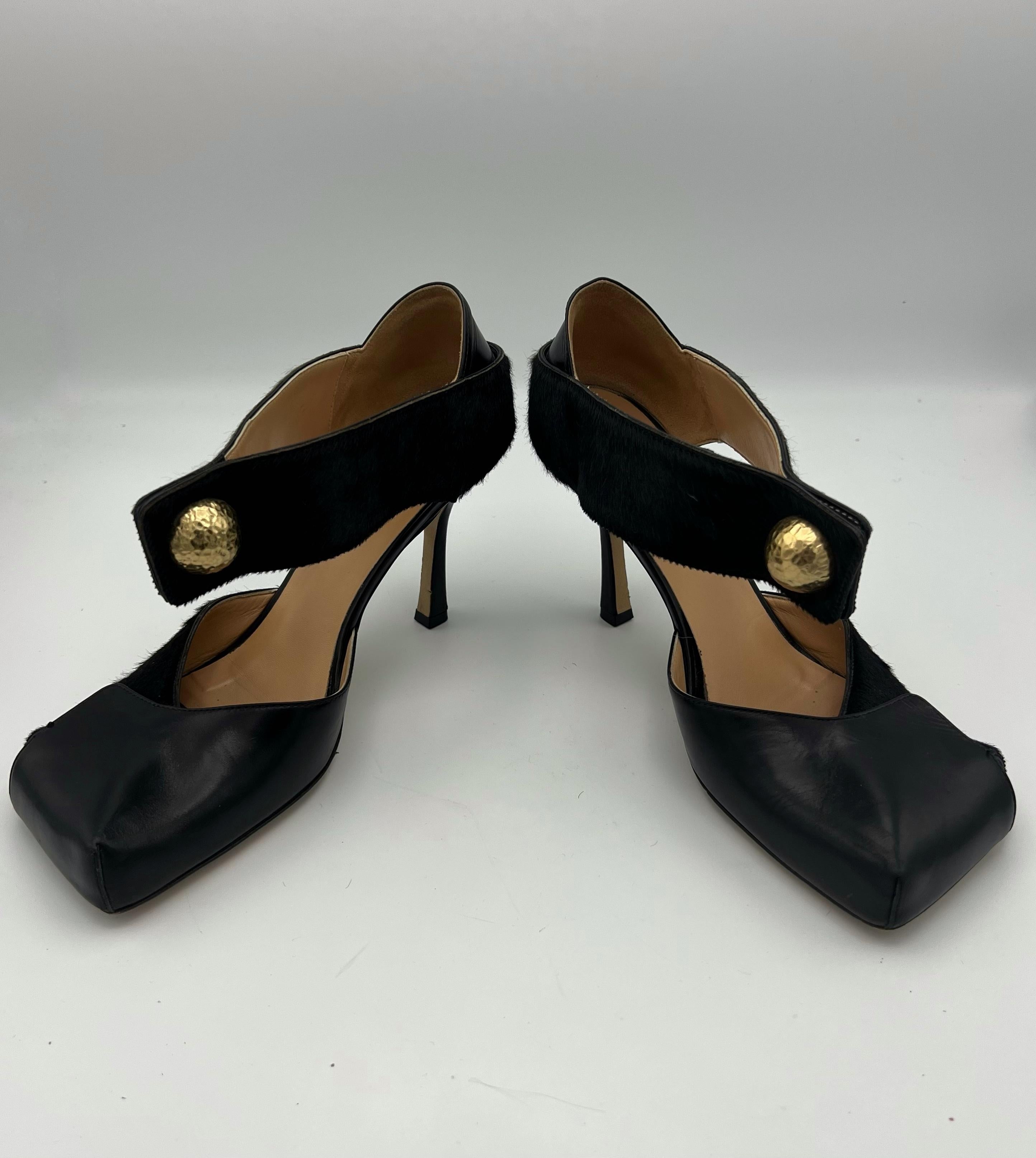 BOTTEGA VENETA Black Leather and Calf Hair High Heel Pumps, Size 38.5 In Excellent Condition In Beverly Hills, CA