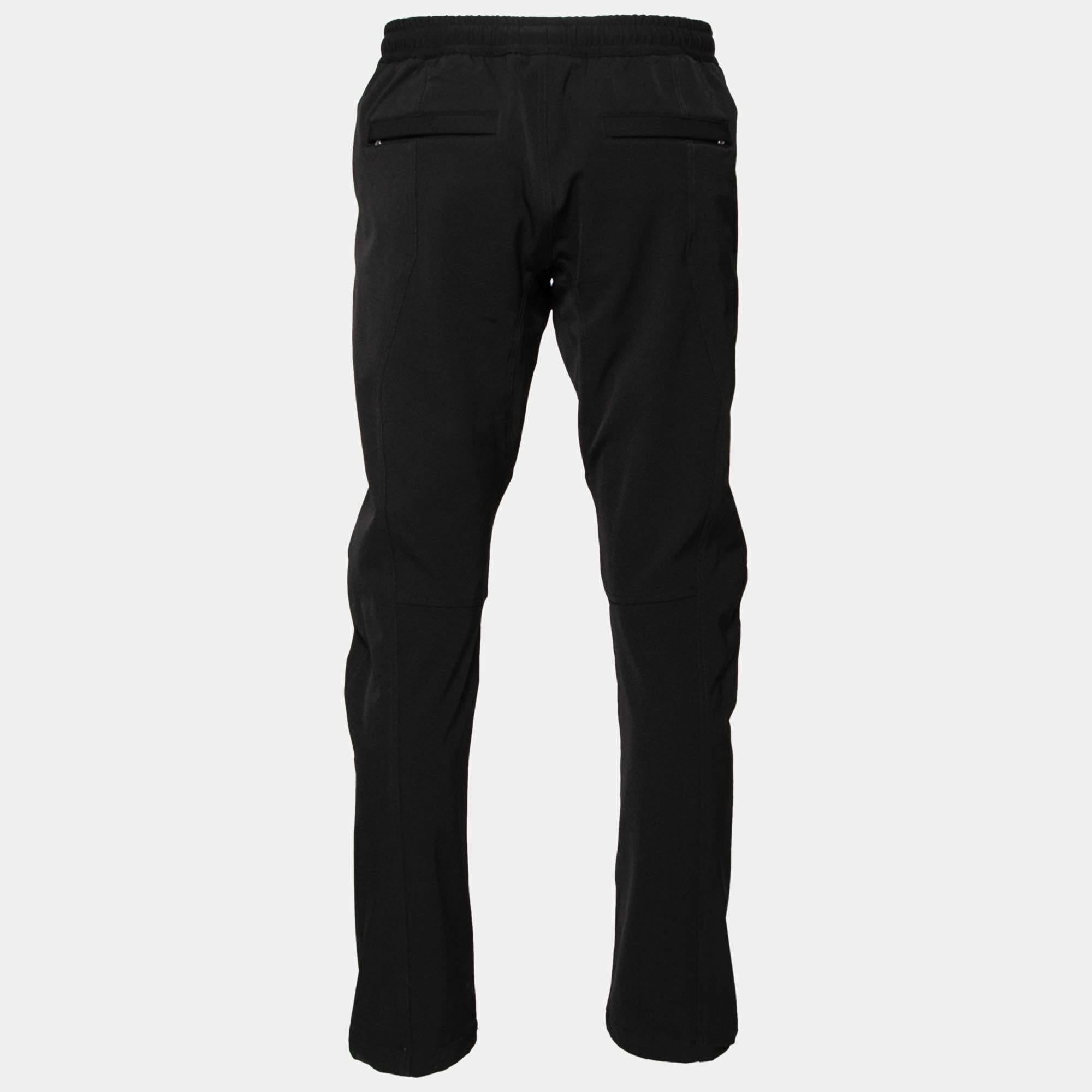 Presenting fine tailoring signs, a straight-leg silhouette, and clean cuts, these black pants in quality materials by Bottega Veneta are highly comfortable and offer a good wearing experience. The pair features an elasticated waistband eclosure and