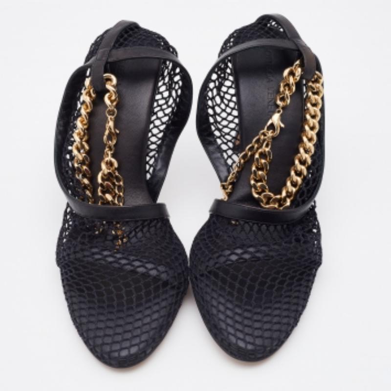 Bottega Veneta vous propose cette paire de sandales magnifiquement confectionnée pour un look tendance. Il présente un extérieur absolument sophistiqué en maille avec une garniture en chaîne dorée.