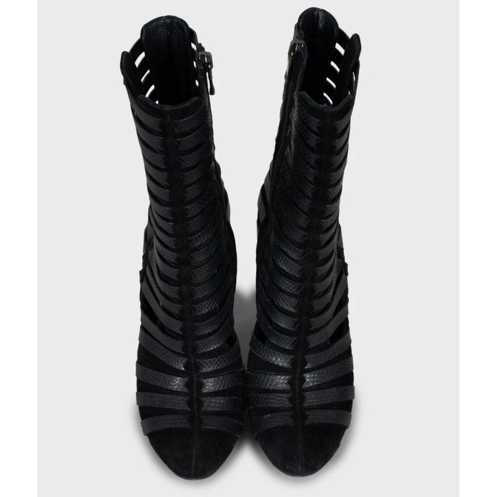 Sortez avec style grâce à ces chics bottines en daim de Bottega Veneta. Fabriquées avec une attention méticuleuse aux détails, ces bottes présentent d'élégants accents de sangle en cuir qui ajoutent une touche de sophistication à n'importe quelle