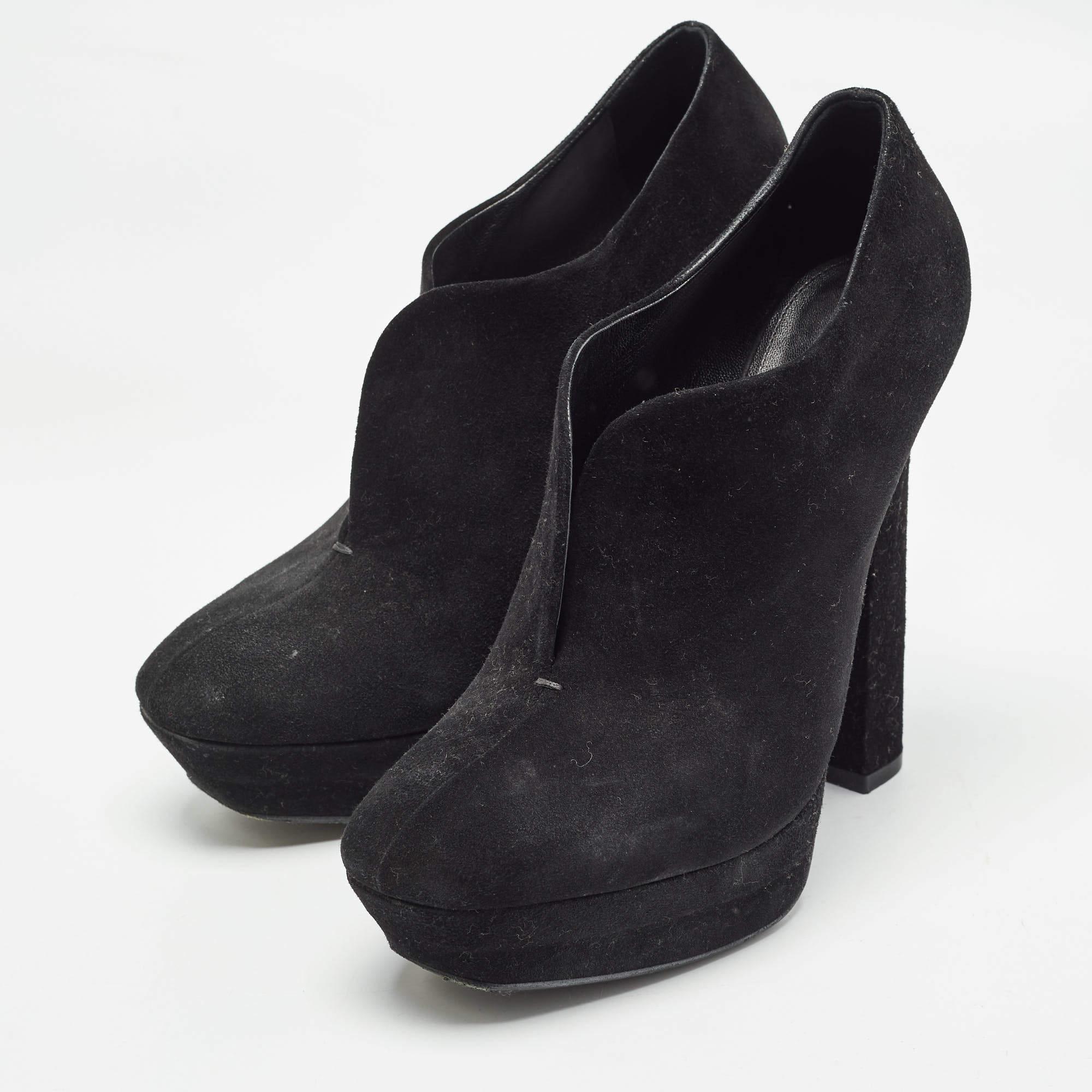 Aggiungi una finitura alla moda con questo paio di stivaletti di Bottega Veneta. Realizzate in pelle scamosciata, hanno un aspetto elegante in nero. Le zeppe e i tacchi da 14 cm li completano.