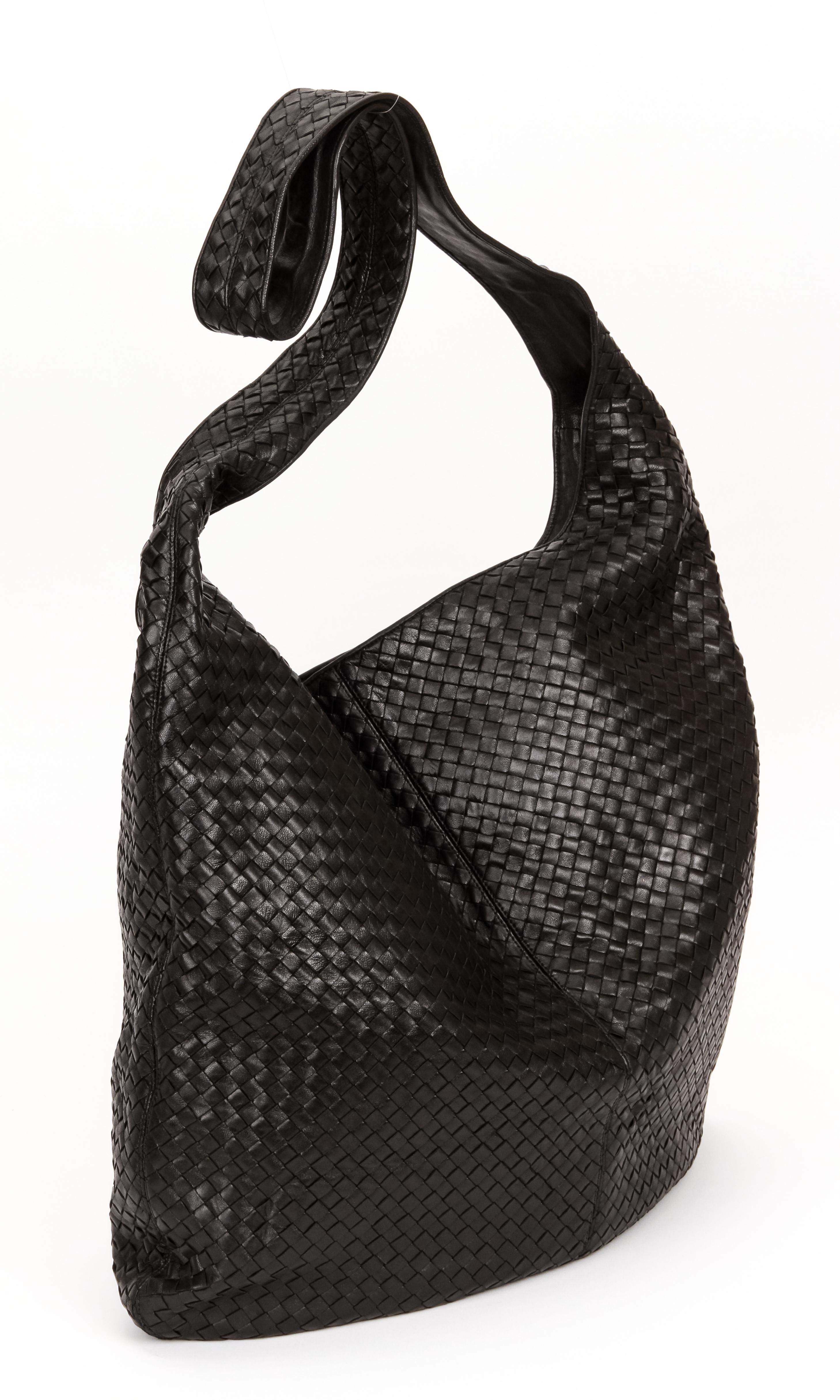 Borsa a tracolla oversize intrecciata unisex di Bottega Veneta. Cinghia molto lunga per uomini e donne alte. Altezza della spalla 22