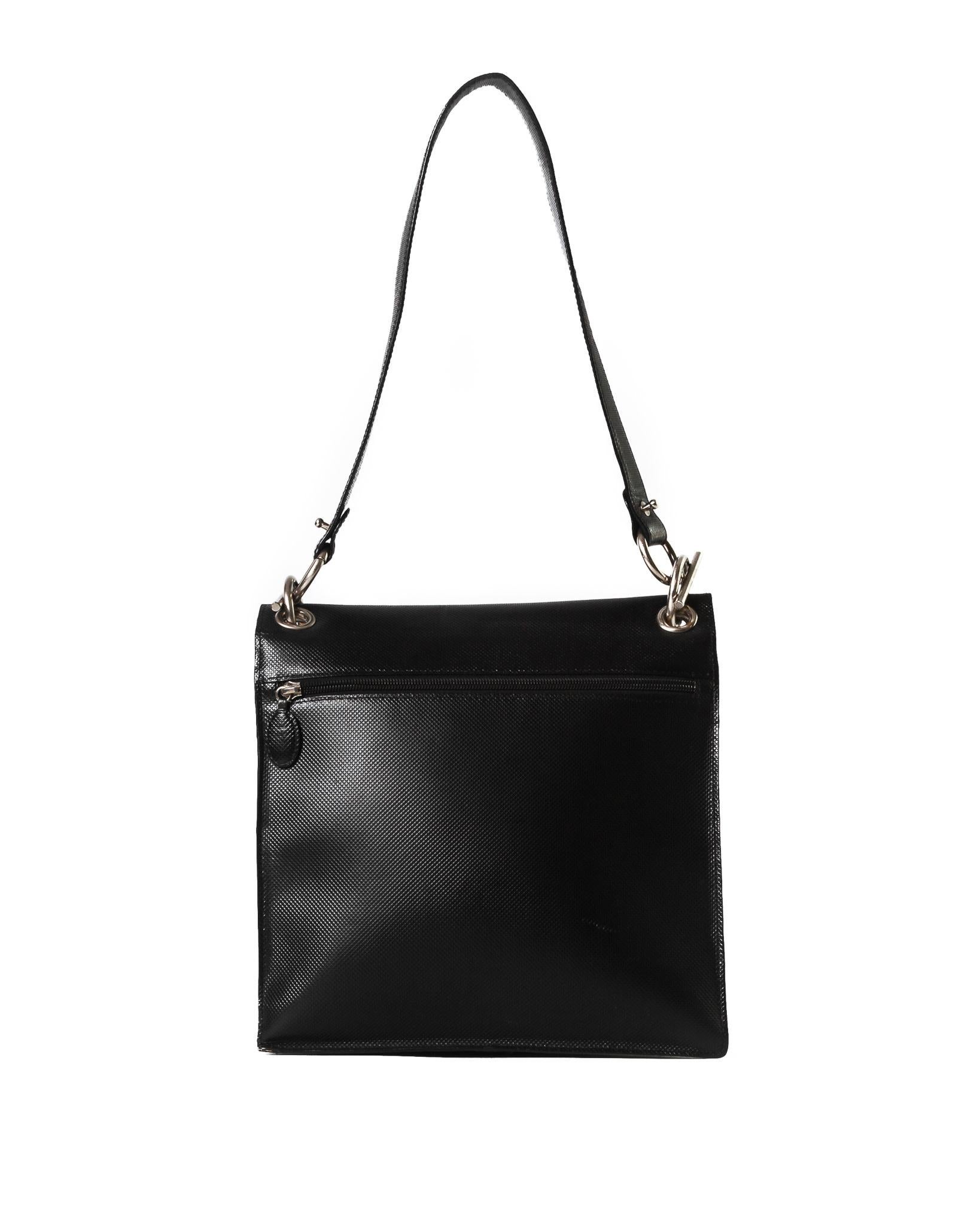 This Bottega bag is made with textured leather and features a large front flap, attachable shoulder strap and a back zip pocket. The expandable large interior compartment has jacquard fabric lining with logo and is partitioned with a fabric zip