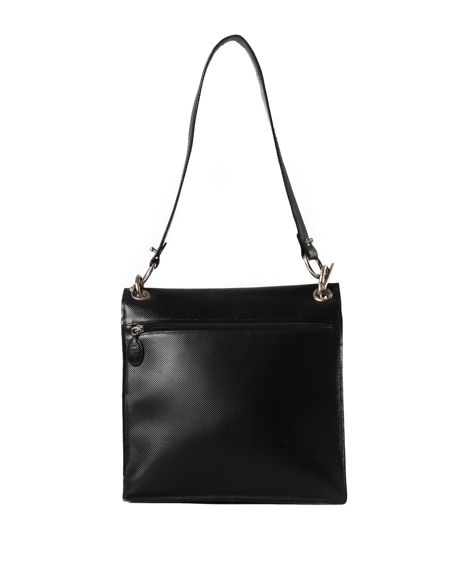 Este bolso Bottega está confeccionado en piel texturizada y cuenta con una gran solapa frontal, una correa para el hombro desmontable y un bolsillo trasero con cremallera. El gran compartimento interior ampliable tiene forro de tela jacquard con