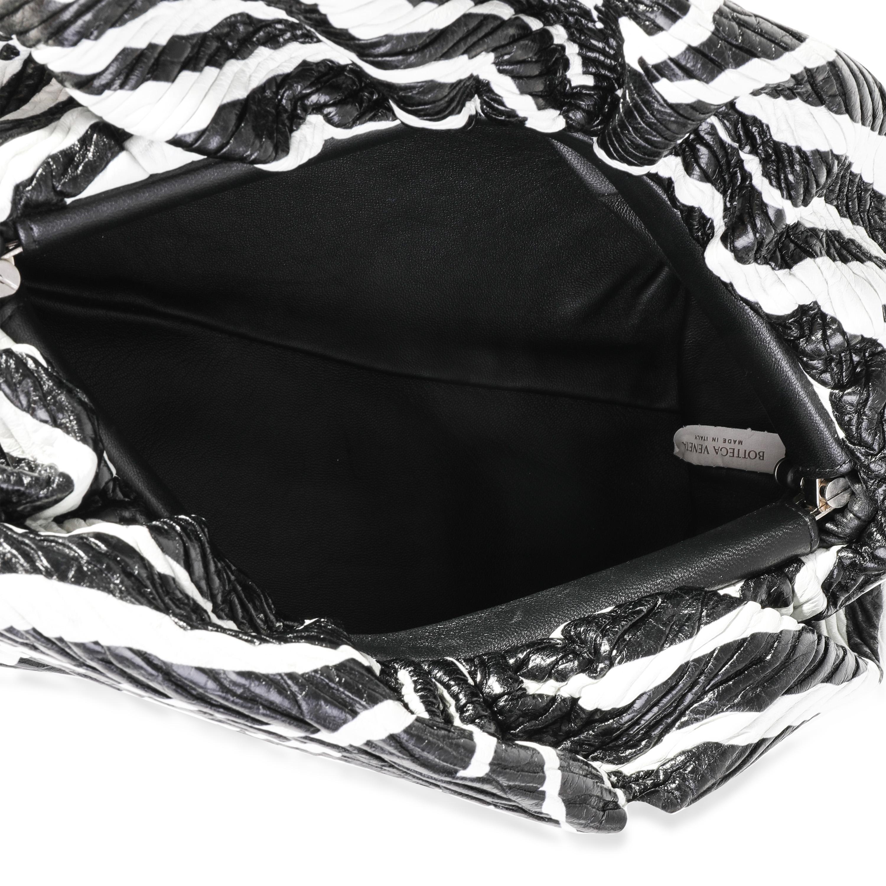 Listing-Titel: Bottega Veneta Kettenbeutel aus schwarzem und weißem Zebra-Kalfsleder
SKU: 118777
MSRP: 3800.00
Zustand: Vorbesitz (3000)
Handtasche Zustand: Ausgezeichnet
Zustandsberichte: Ausgezeichneter Zustand. Keine sichtbaren