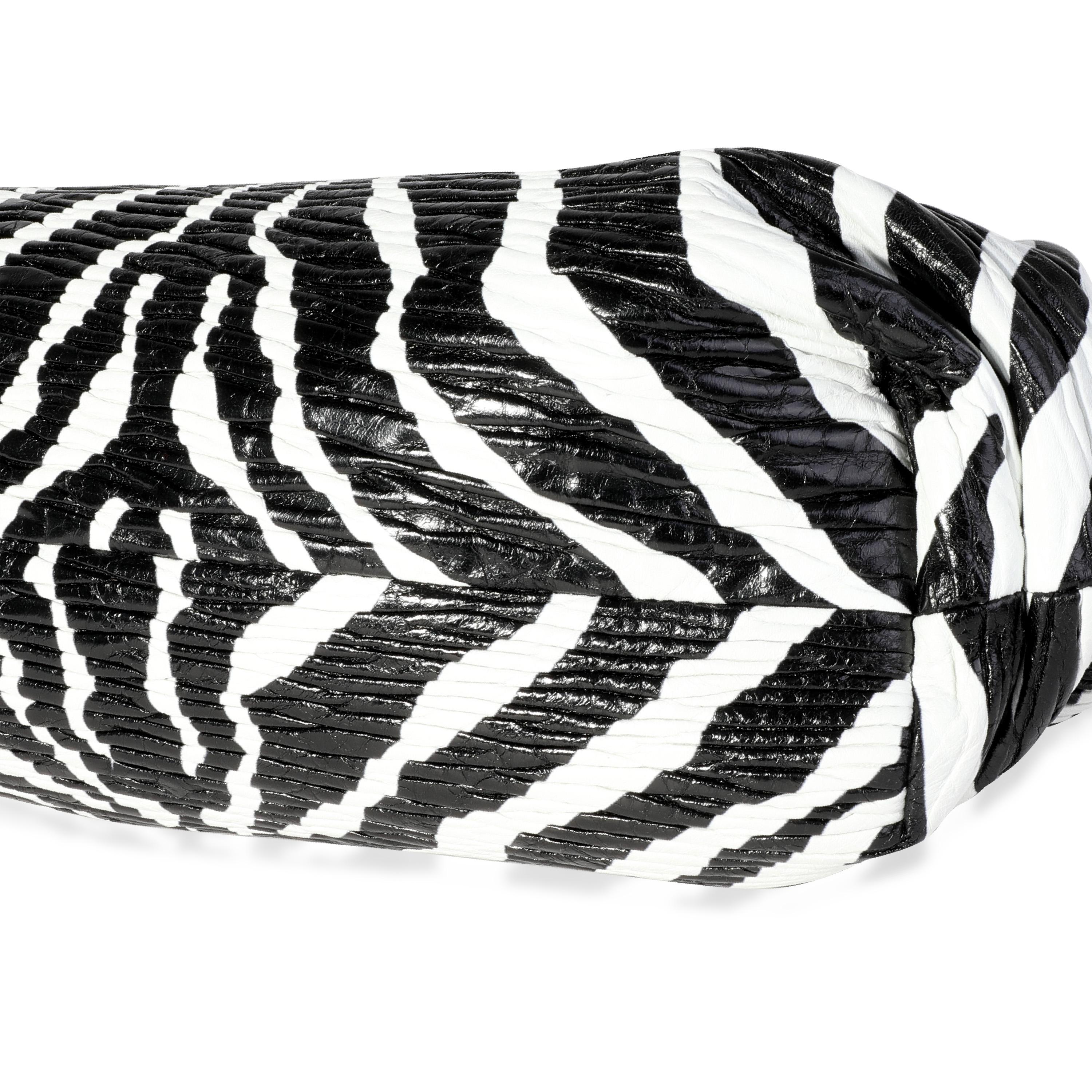 Kettenbeutel aus Zebra-Kalfsleder von Bottega Veneta in Schwarz & Weiß 1