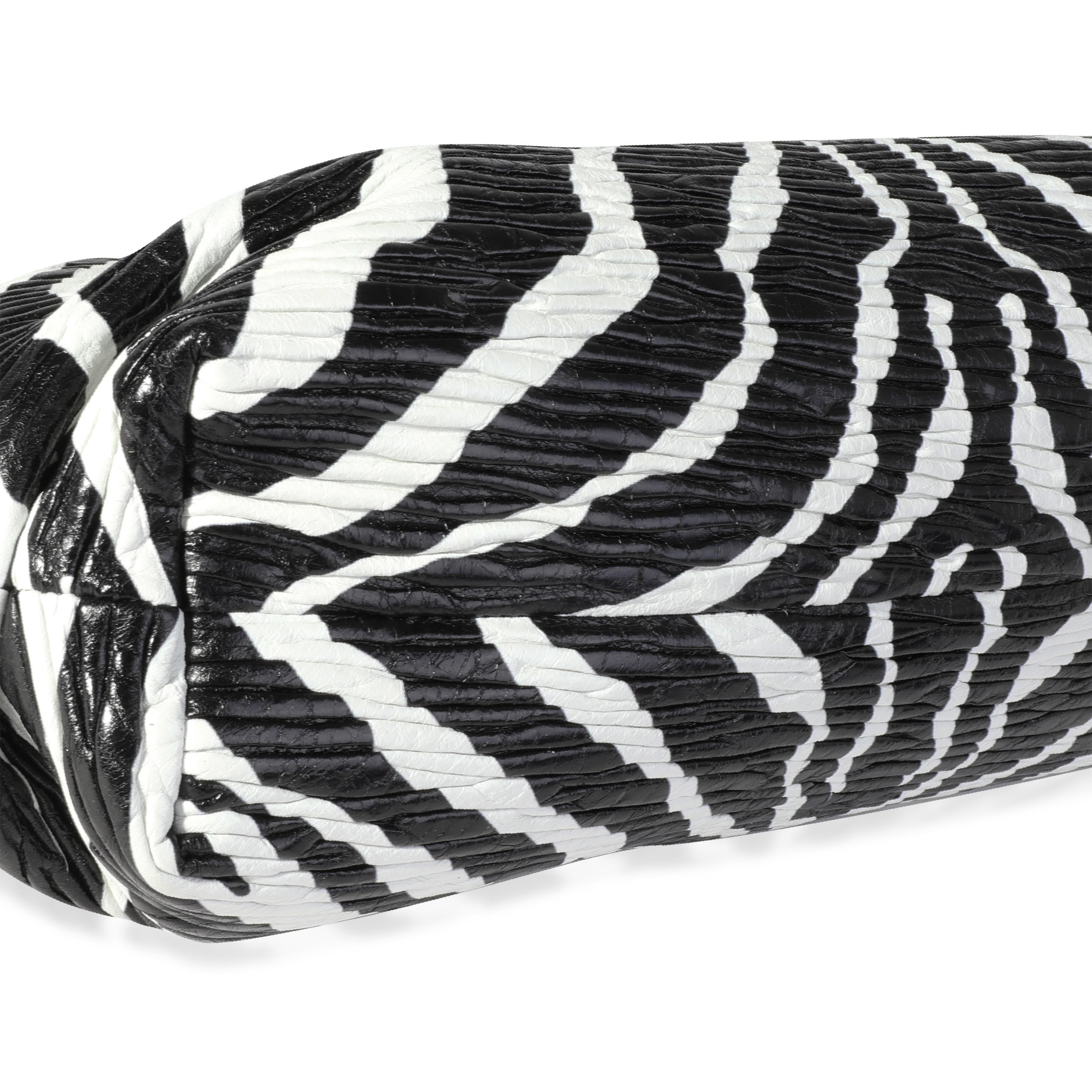 Kettenbeutel aus Zebra-Kalfsleder von Bottega Veneta in Schwarz & Weiß 2