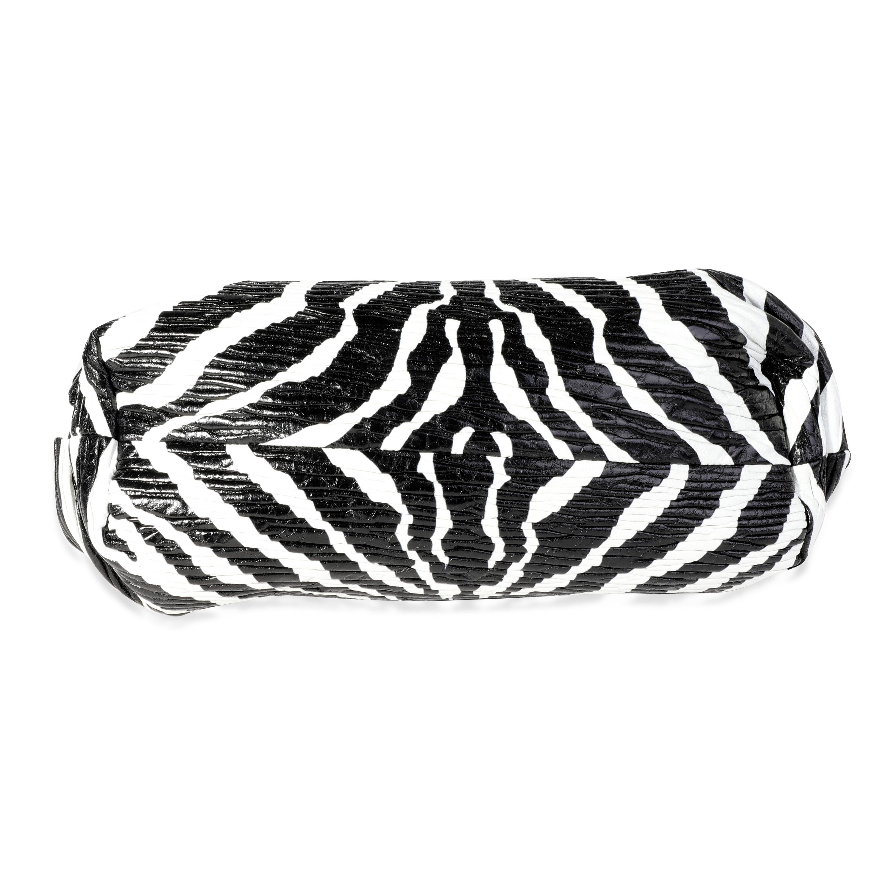 Kettenbeutel aus Zebra-Kalfsleder von Bottega Veneta in Schwarz & Weiß 3
