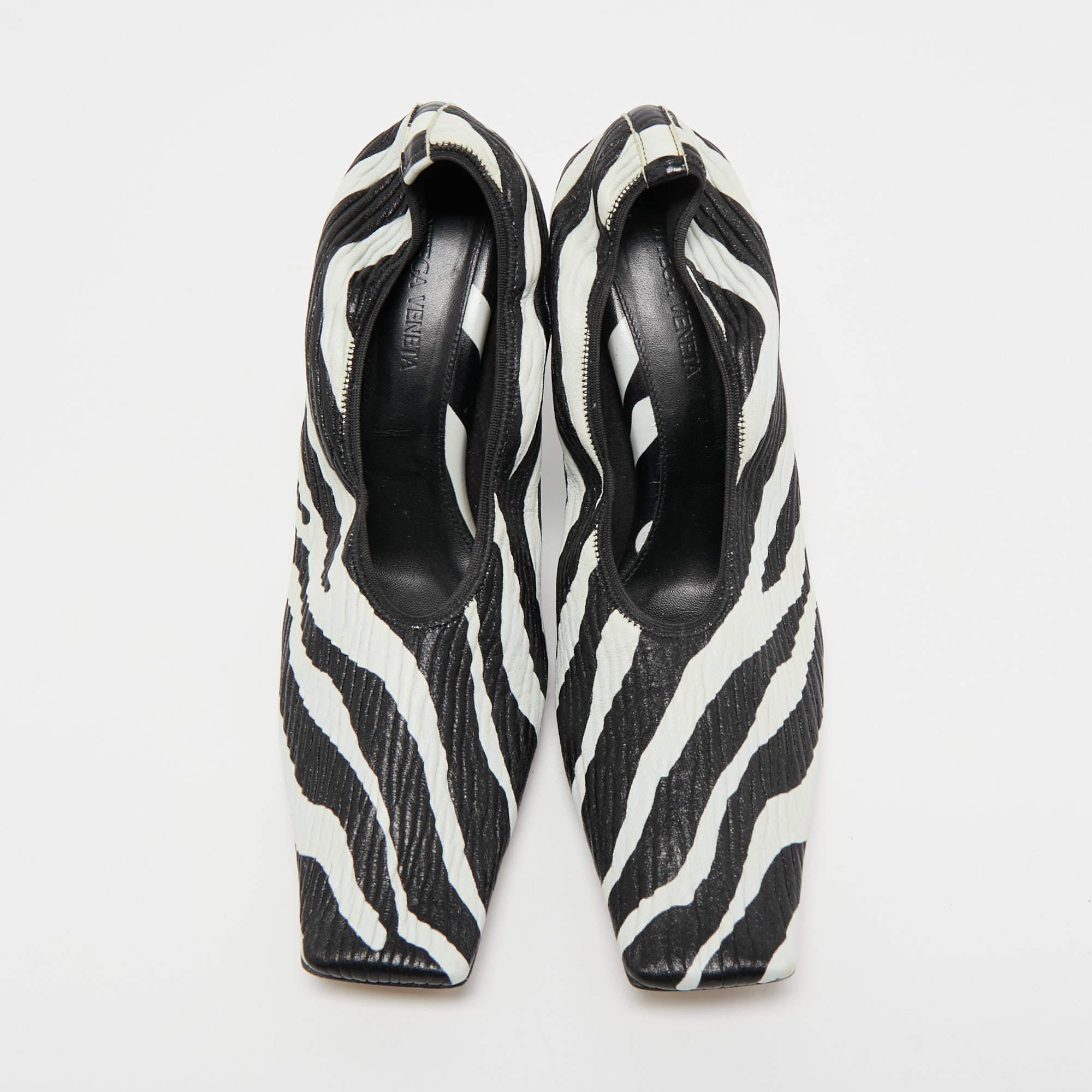 Bottega Veneta Black/White Zebra Print Leather Pumps Size 39 In Excellent Condition In Dubai, Al Qouz 2