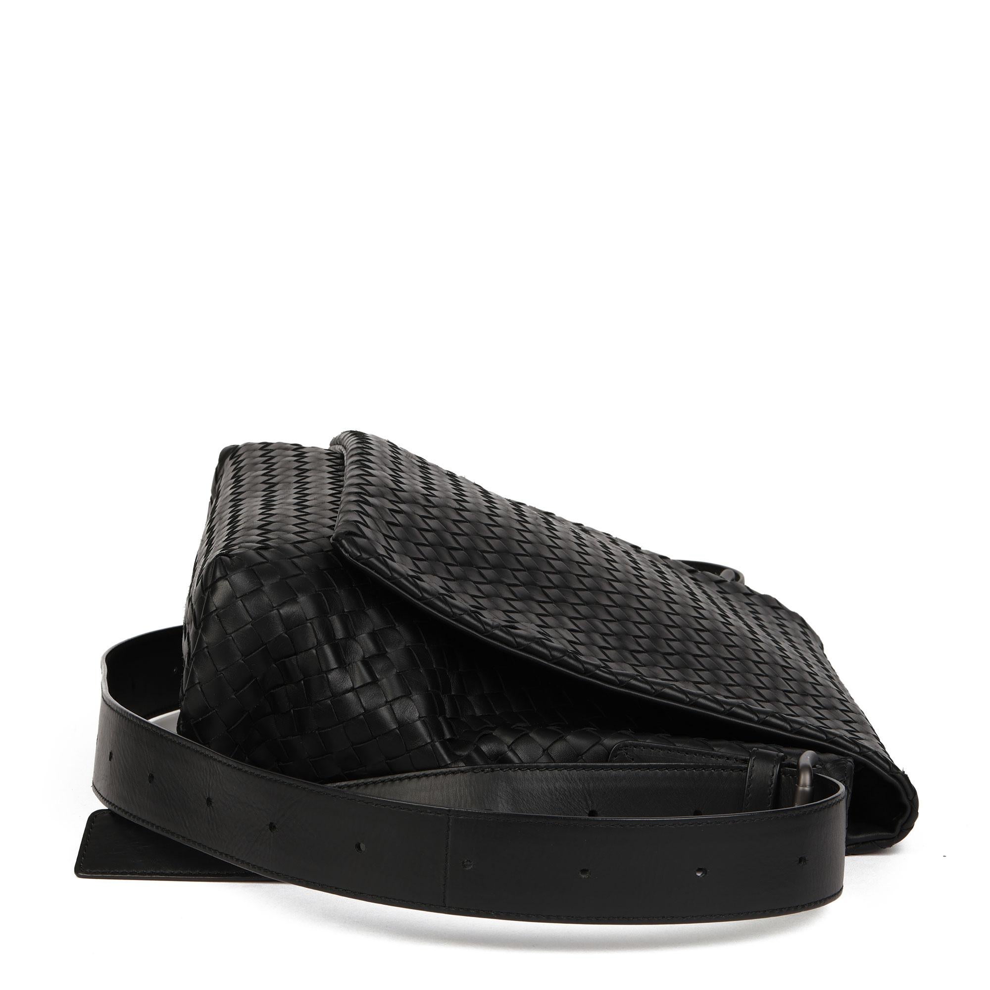 Bottega Veneta Schwarze Messenger Bag aus gewebtem Kalbsleder für Damen oder Herren