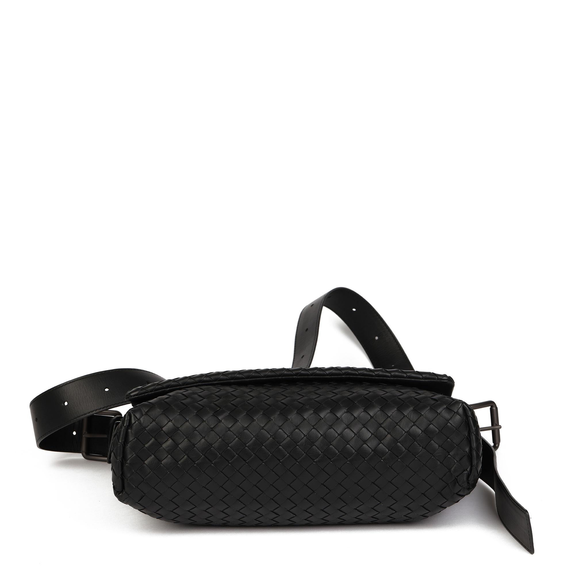 Bottega Veneta Schwarze Messenger Bag aus gewebtem Kalbsleder 1