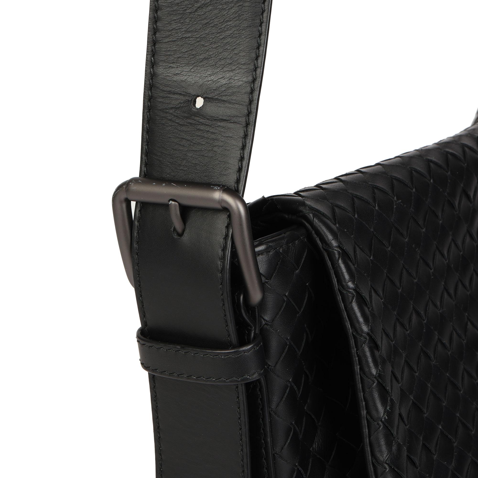 Bottega Veneta Black Woven Calfskin Leather Messenger Bag In Excellent Condition In Bishop's Stortford, Hertfordshire