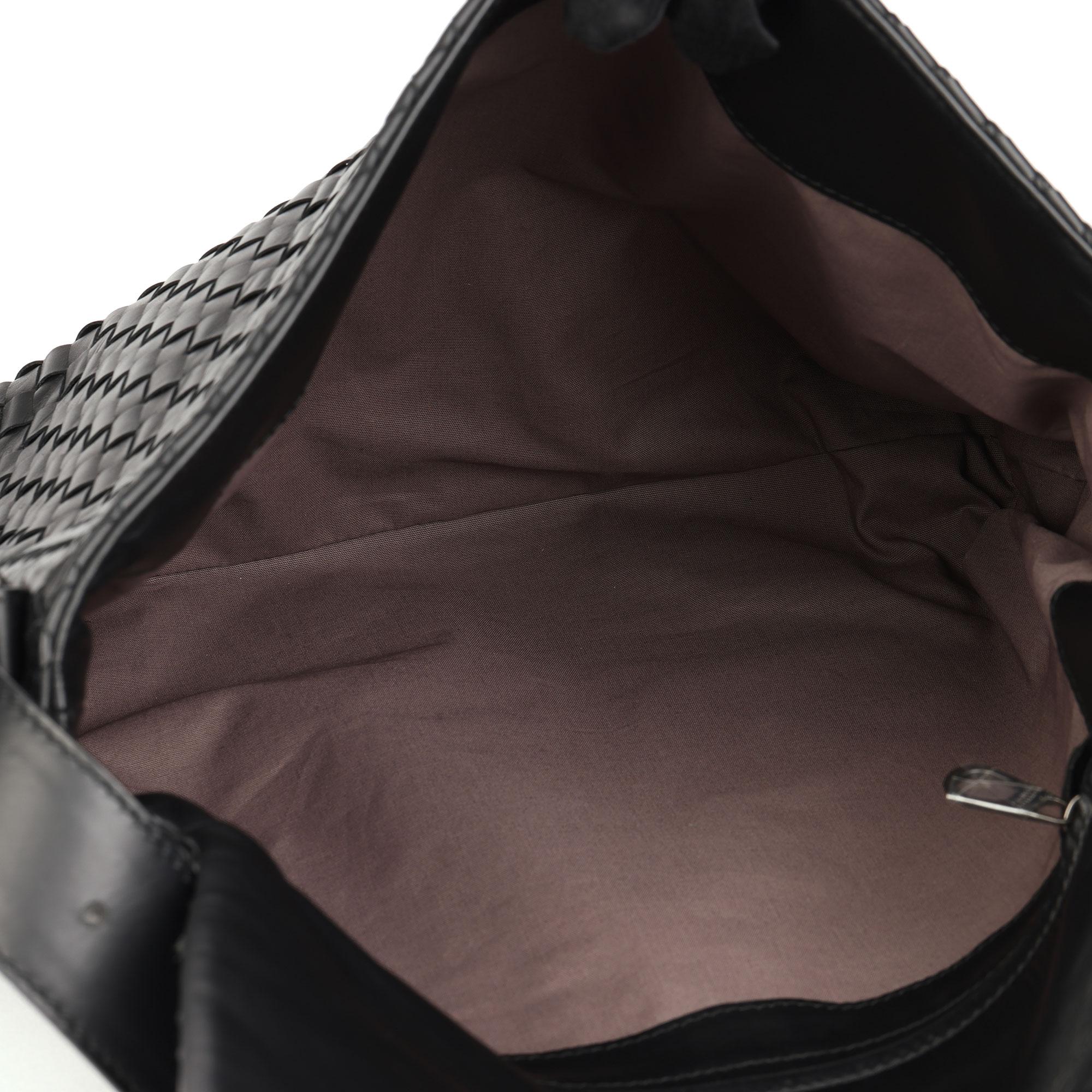 Bottega Veneta Schwarze Messenger Bag aus gewebtem Kalbsleder 4