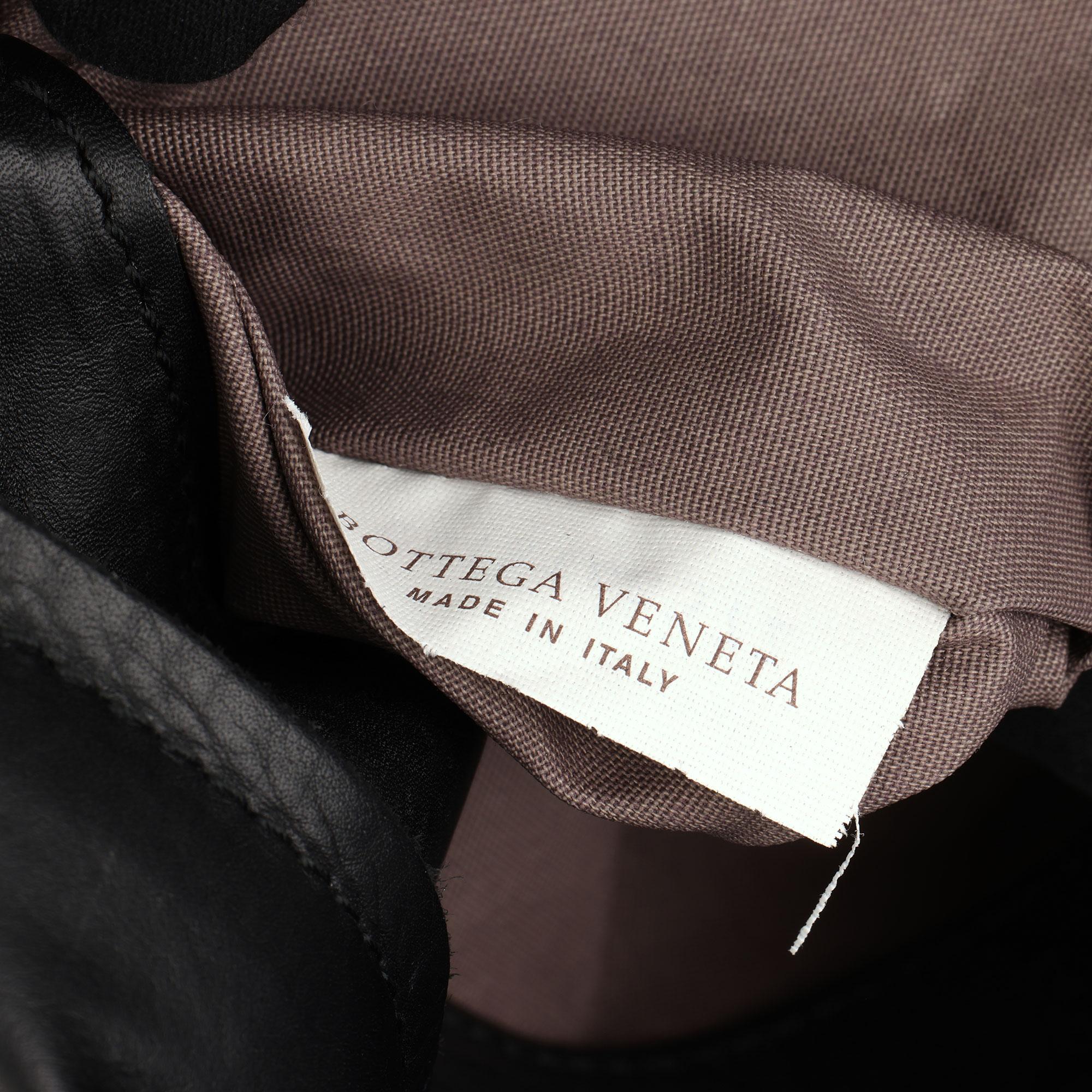 Bottega Veneta Schwarze Messenger Bag aus gewebtem Kalbsleder 5