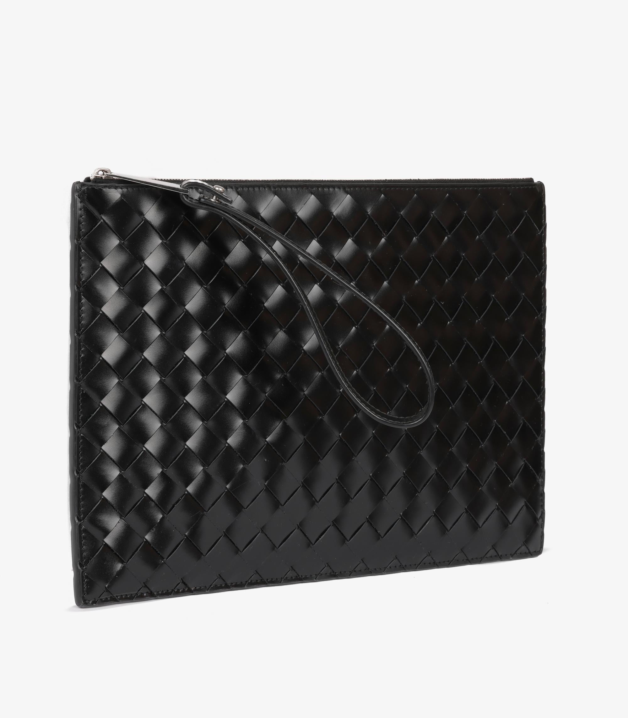 Bottega Veneta Black Woven Calfskin Leather Wristlet Pouch (Schwarz) im Angebot