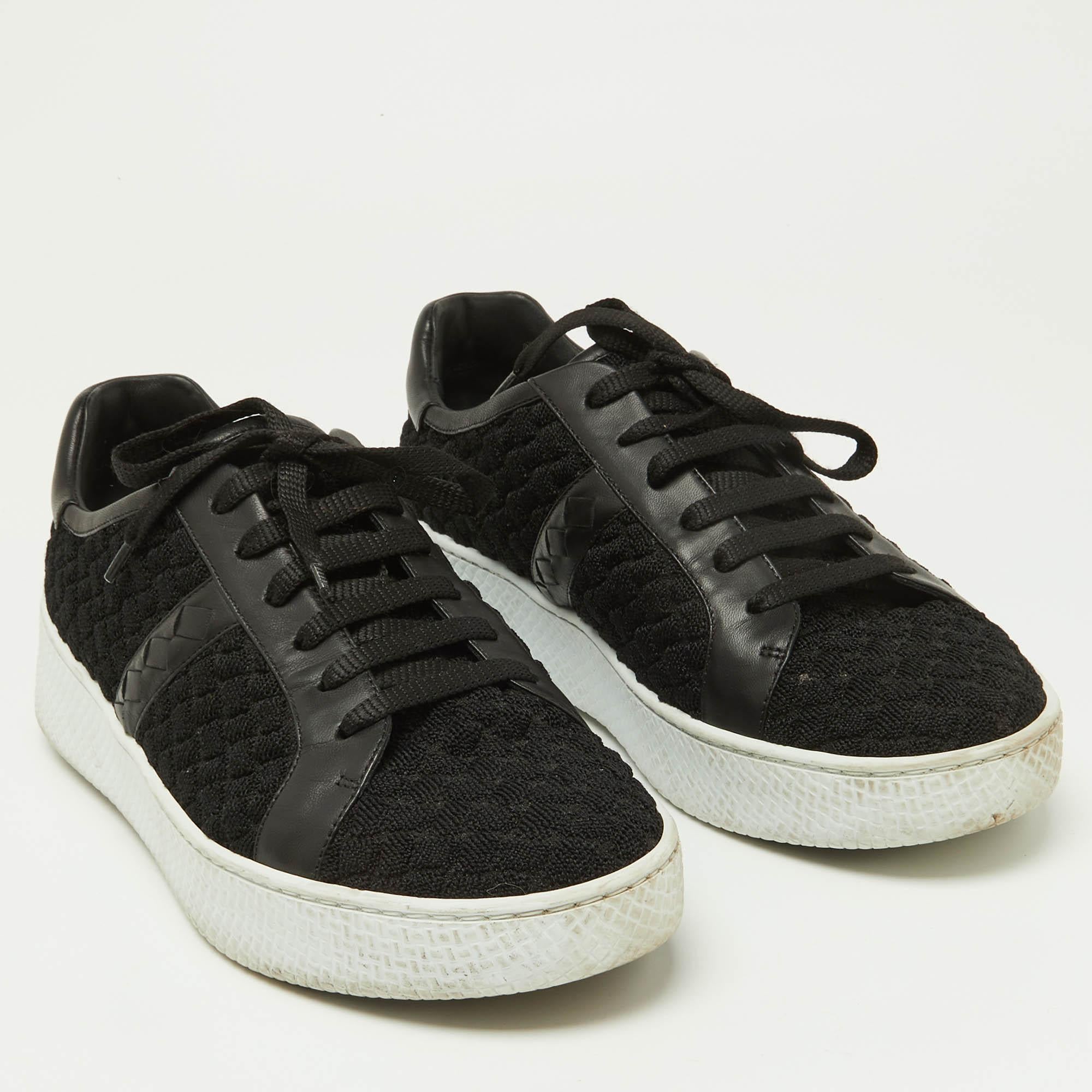 Bottega Veneta Black Woven Fabric and Leather Low Top Sneakers Size 39.5 im Zustand „Gut“ im Angebot in Dubai, Al Qouz 2