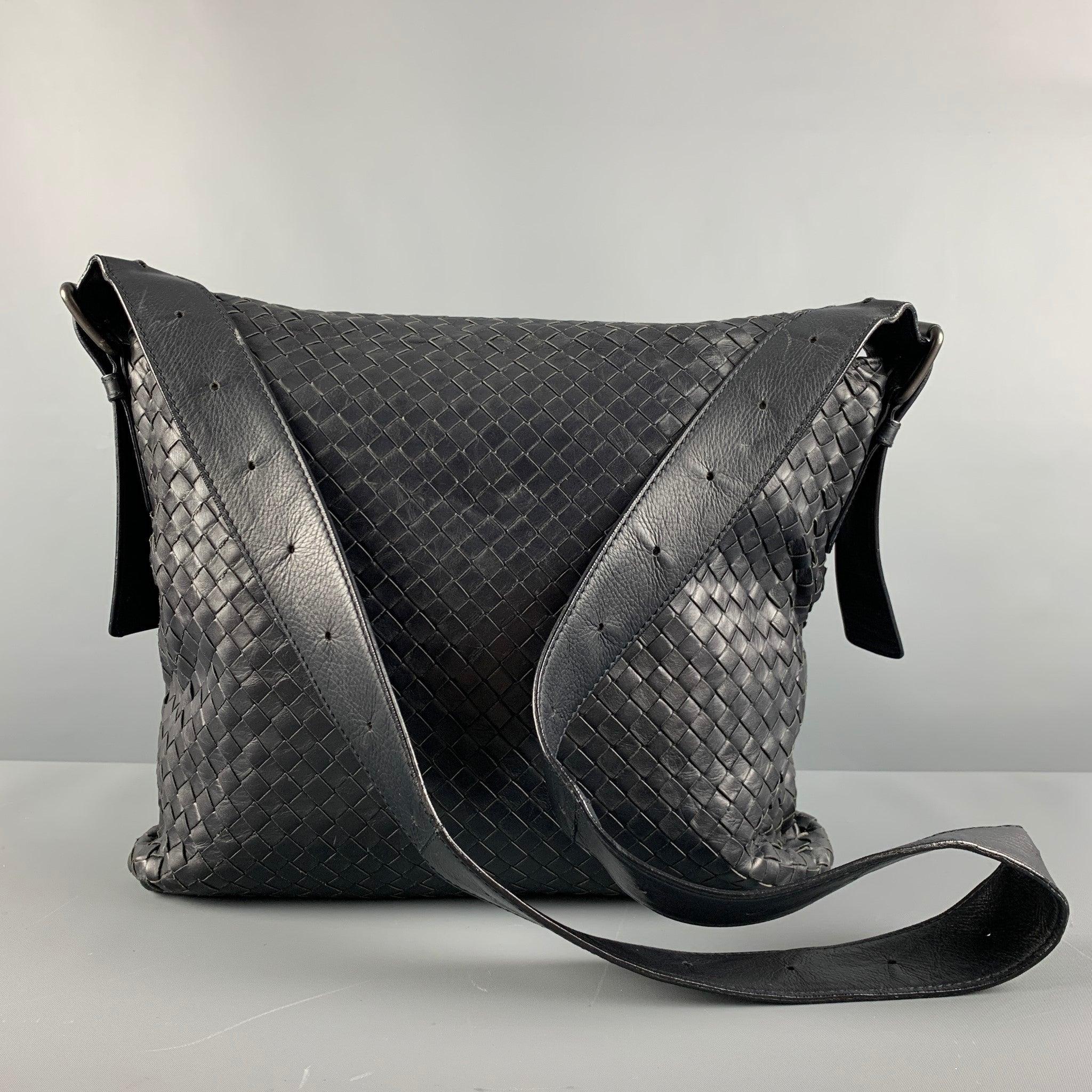 BOTTEGA VENETA Schwarze Crossbody-Taschen aus gewebtem Leder im Zustand „Gut“ im Angebot in San Francisco, CA