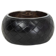 BOTTEGA VENETA Bracelet jonc INTRECCIATO en cuir tissé noir