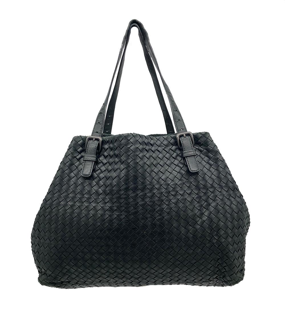 Bottega Veneta Bolso de hombro de cuero tejido negro Tote en buen estado. Tejido de cesta de la firma Exterior de cuero negro ribeteado con correas de hombro de doble hebilla ajustable y herrajes de rutenio. El cierre superior se abre a un interior