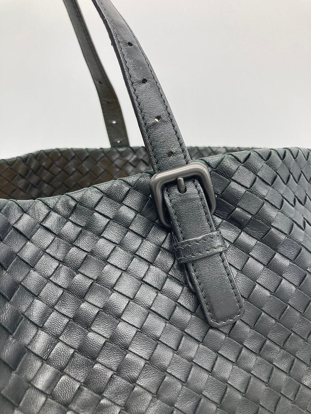 Bottega Veneta - Sac fourre-tout porté épaule en cuir tissé noir Pour femmes en vente