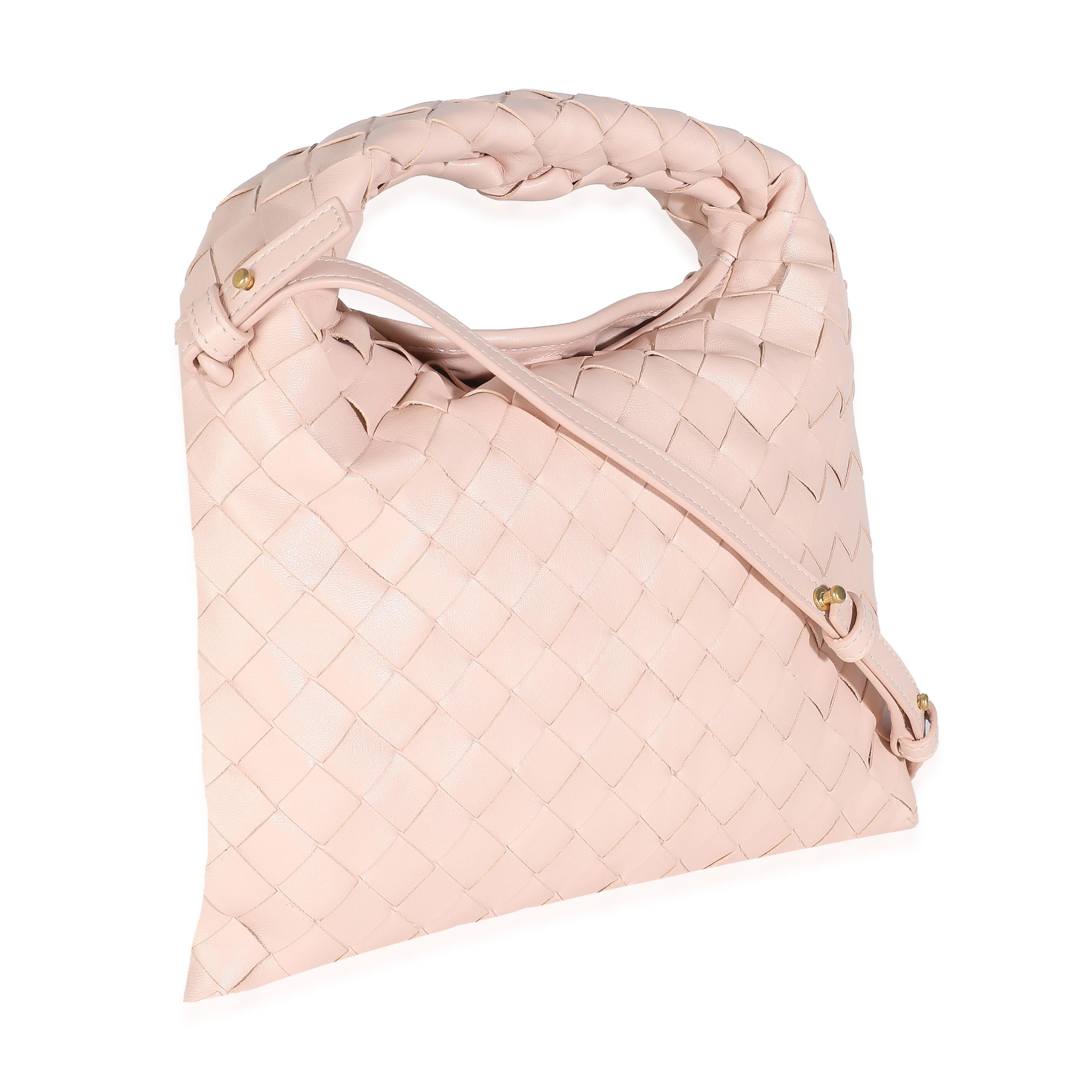 Titre du listing : Bottega Veneta Bliss Washed Nappa Intrecciato Mini Hop Hobo
SKU : 143172
MSRP : 3100.00 USD
Condit : Usagé 
État du sac à main : Etat impeccable
Commentaires sur l'état : L'article ne présente aucun signe d'usure. Vente