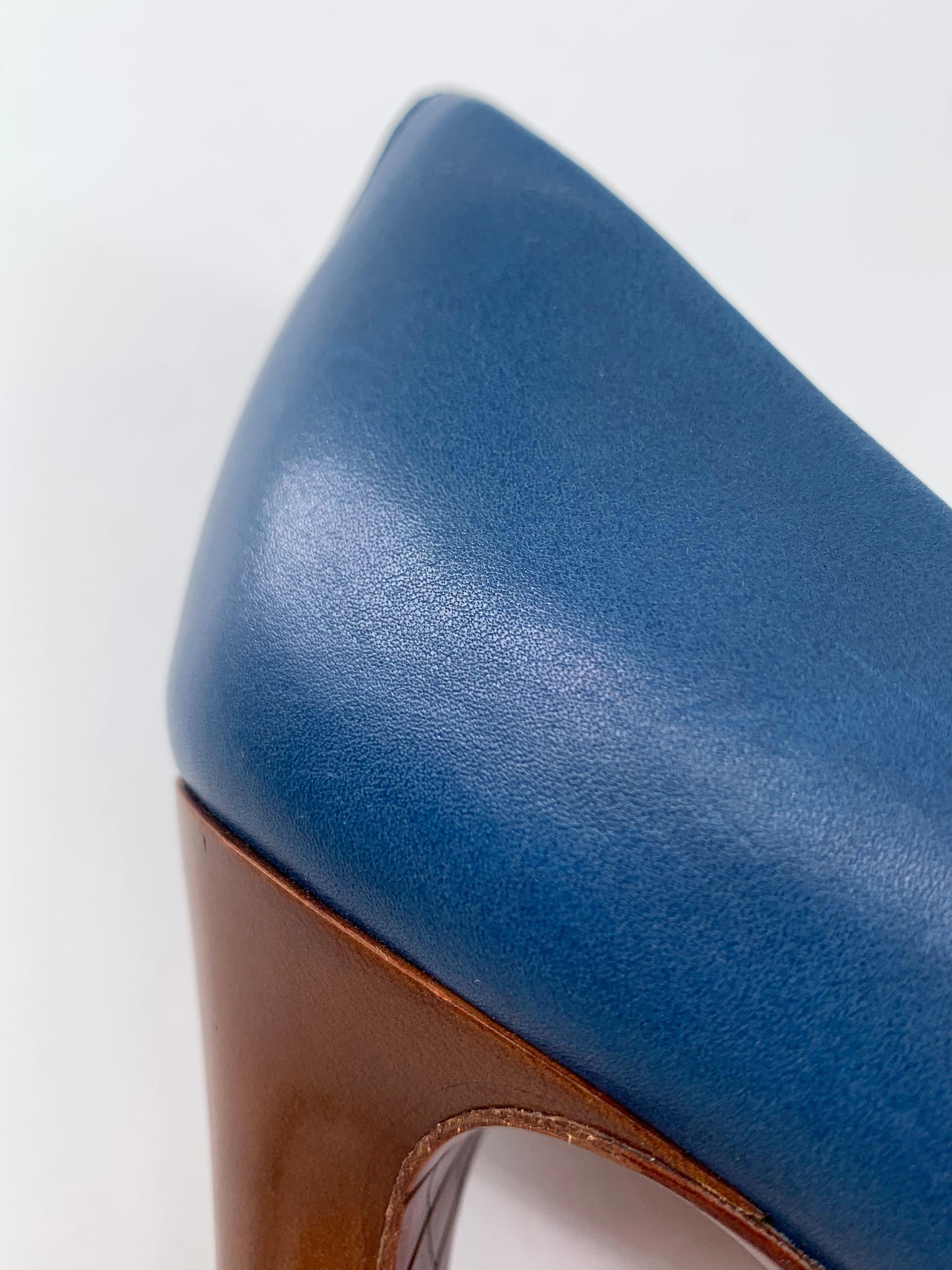 Bottega Veneta blue open toe sandals. Warm brown 