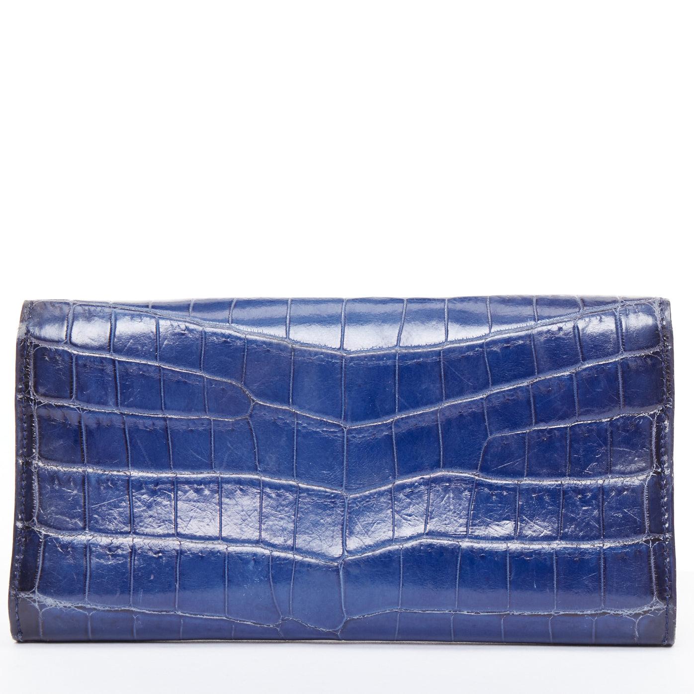 Violet Portefeuille à long rabat en cuir véritable écaillé bleu noir BOTTEGA VENETA en vente