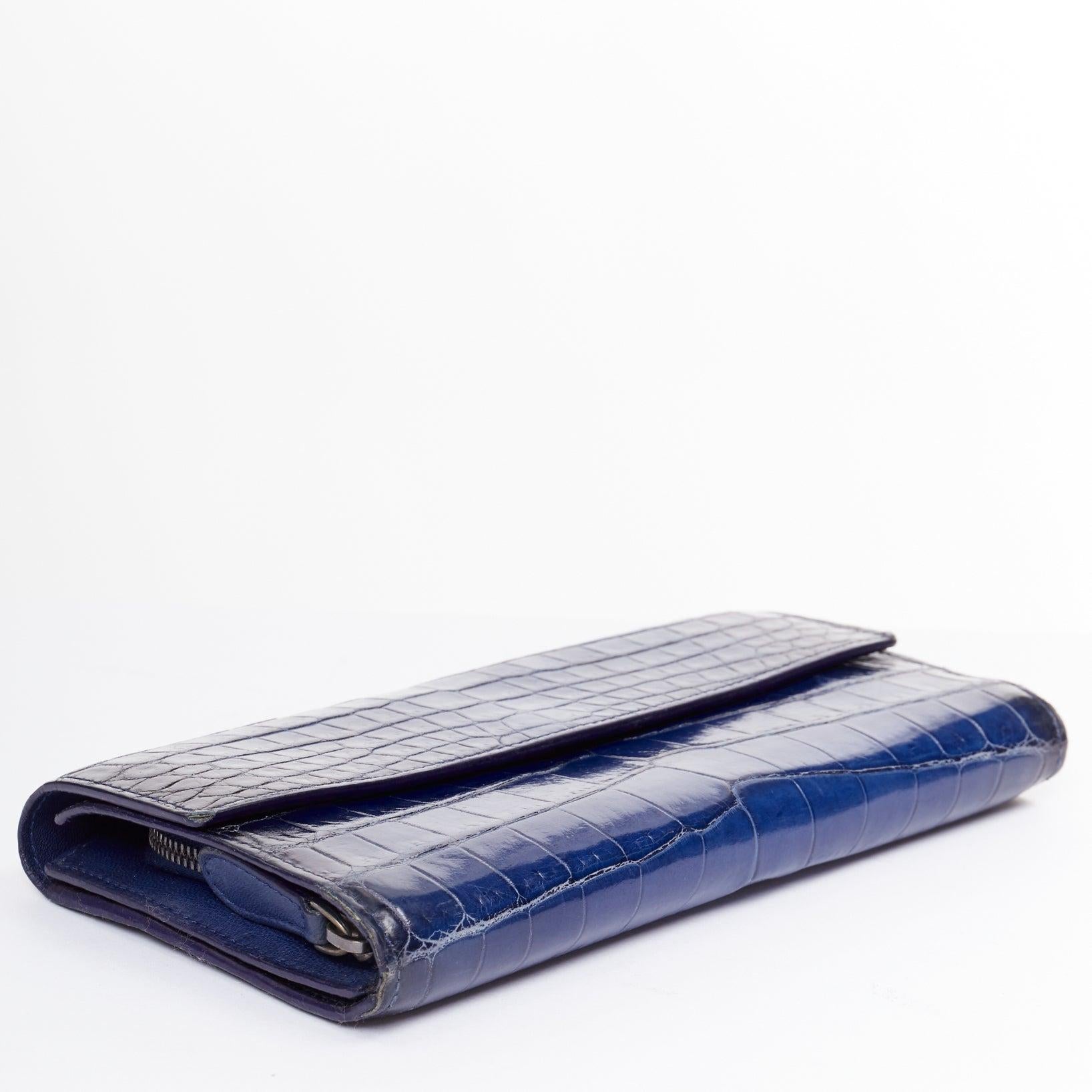 Portefeuille à long rabat en cuir véritable écaillé bleu noir BOTTEGA VENETA Bon état - En vente à Hong Kong, NT