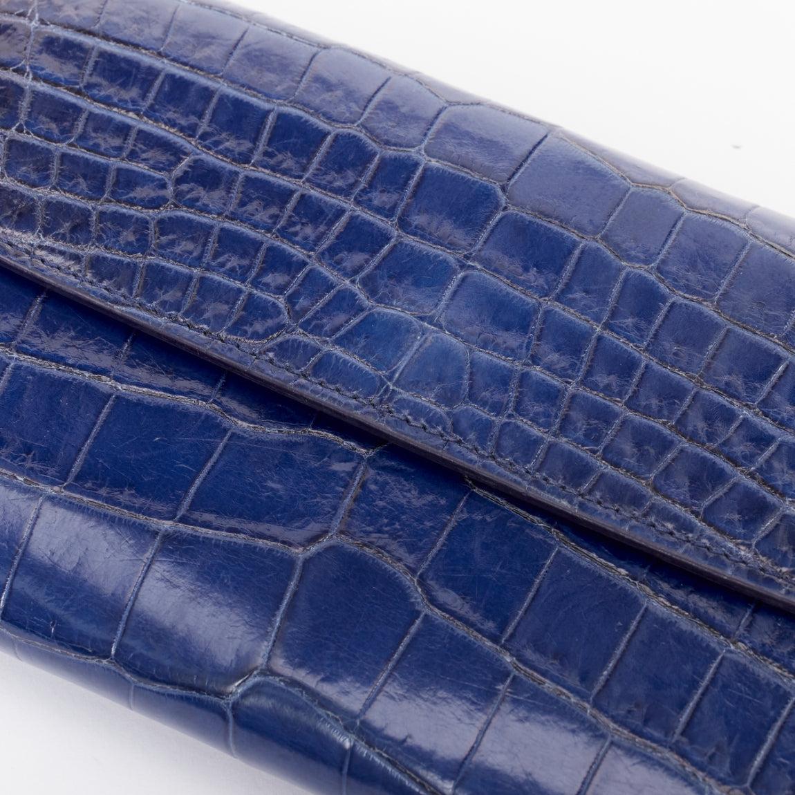 Portefeuille à long rabat en cuir véritable écaillé bleu noir BOTTEGA VENETA Pour femmes en vente