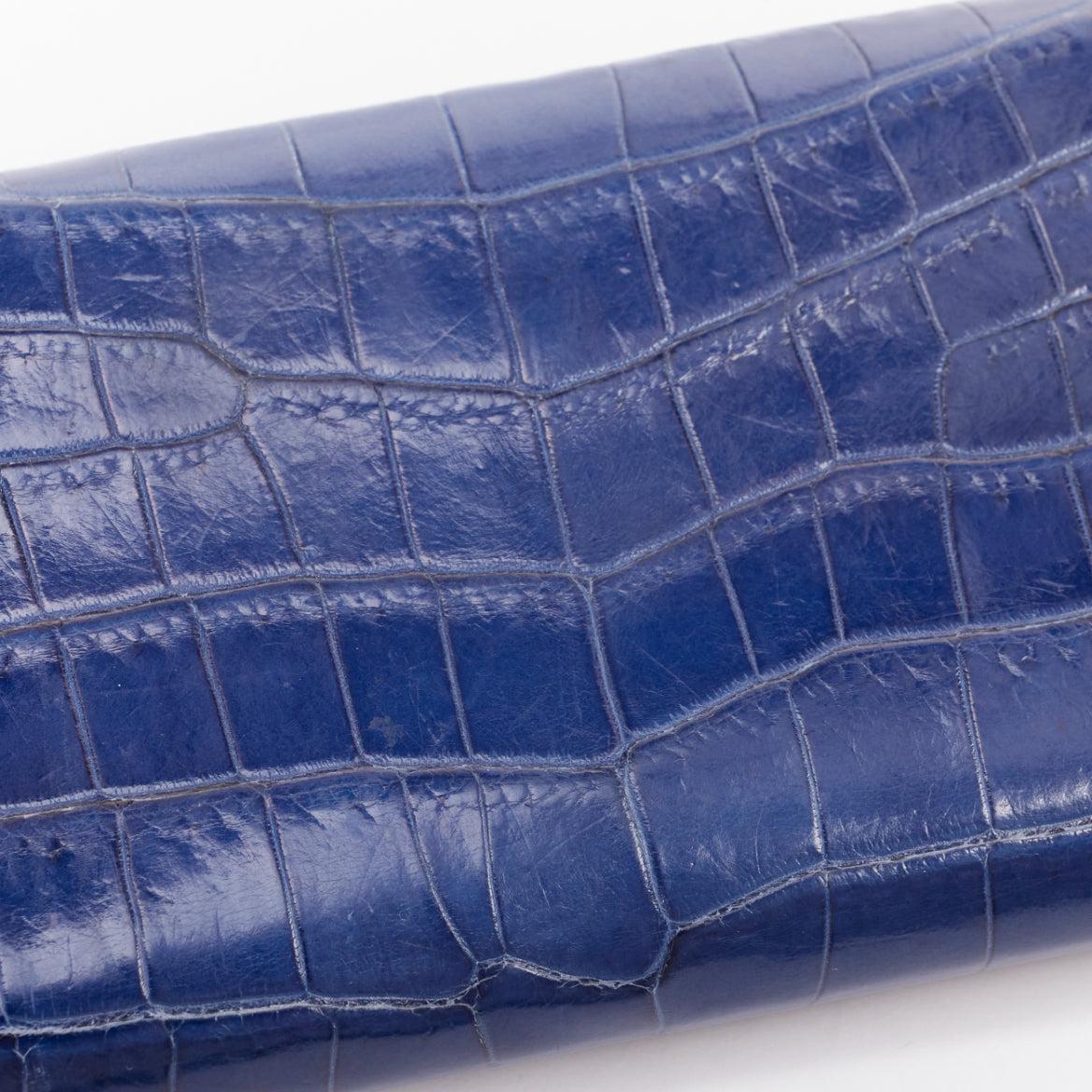 Portefeuille à long rabat en cuir véritable écaillé bleu noir BOTTEGA VENETA en vente 1