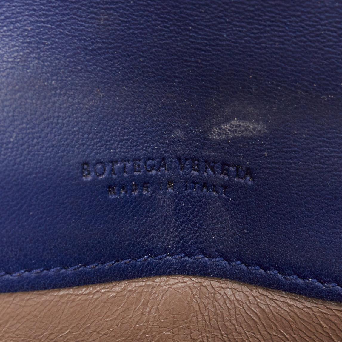 Portefeuille à long rabat en cuir véritable écaillé bleu noir BOTTEGA VENETA en vente 3