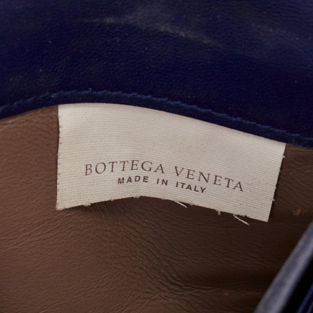 Portefeuille à long rabat en cuir véritable écaillé bleu noir BOTTEGA VENETA en vente 4