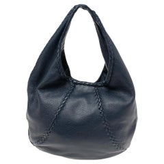 Große Baseball-Hobo-Tasche aus blauem Cervo-Leder von Bottega Veneta