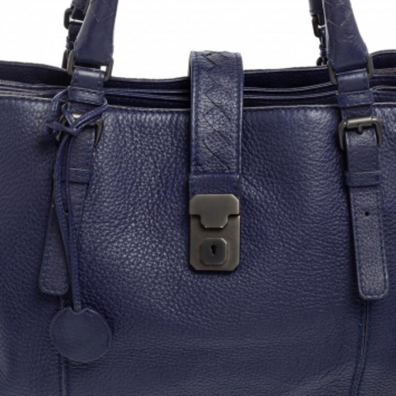 Ce fourre-tout Bottega Veneta est une création qui ravit la vue ! Magnifiquement réalisé en cuir, il est doté de deux poignées supérieures, d'une fermeture à bouton-poussoir sur le devant et de trois compartiments en daim qui accueilleront tous vos