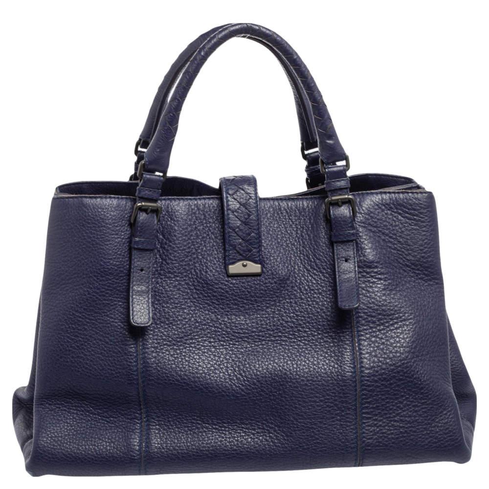 This Bottega Veneta tote is a creation that delights one's sight! It has been beautifully crafted from leather and designed with two top handles, a front push-lock, and three suede compartments that will dutifully hold all your belongings. We