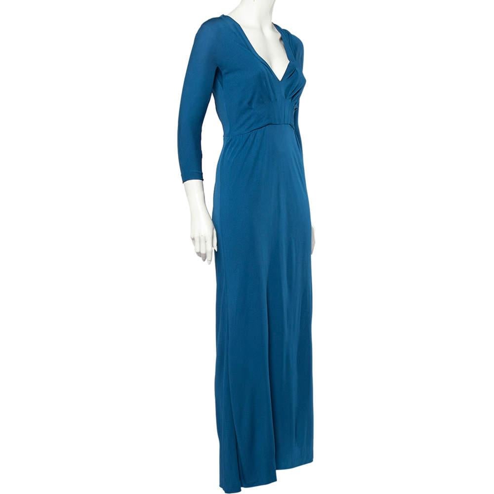 Skillfully tailored and displaying a free-flowing vibe, this maxi dress from Bottega Veneta is the epitome of elegance and beauty. This maxi dress is made using blue crepe material and flaunts a steep V-neck and long sleeves. To complement this