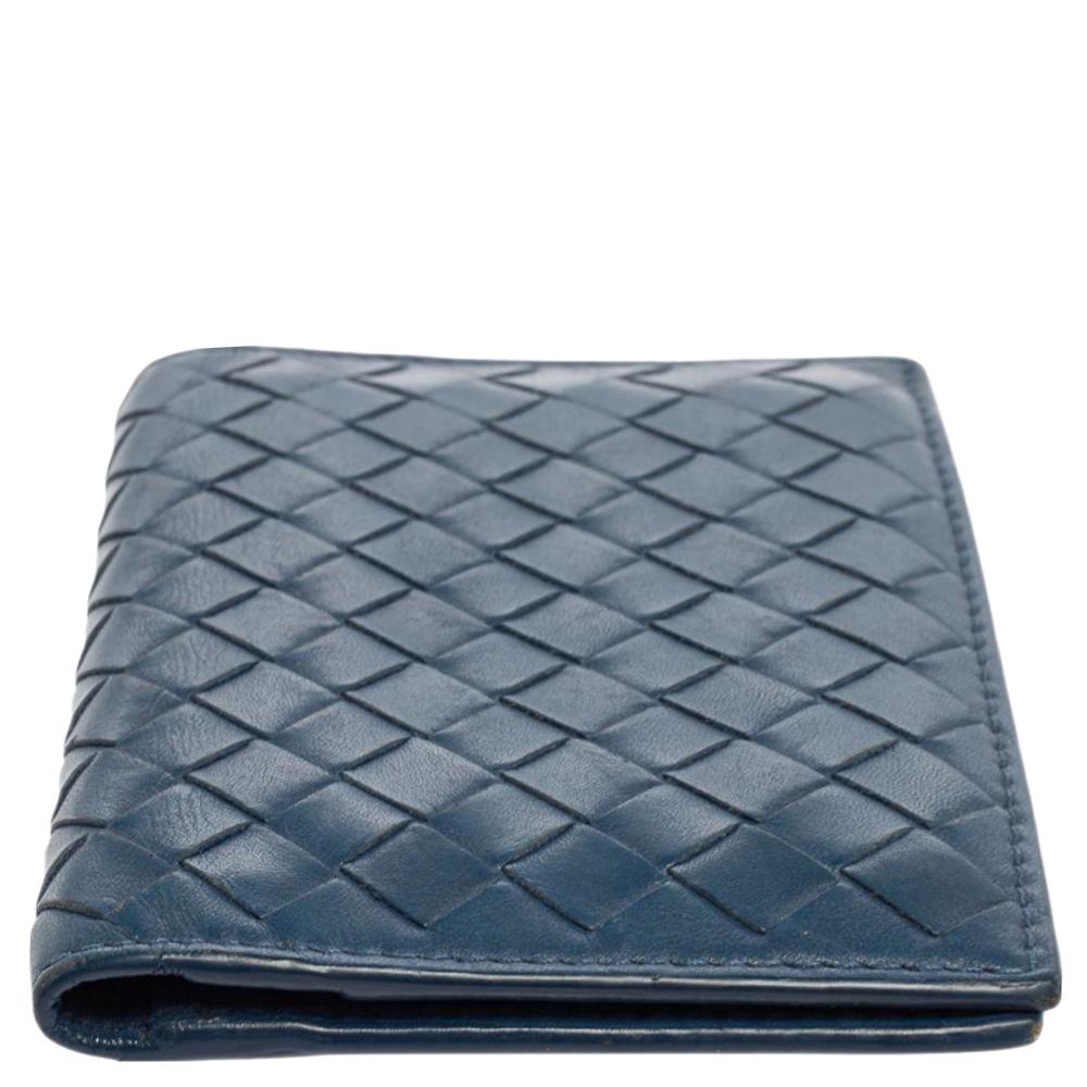 Bottega Veneta Blue Intrecciato Leather Bifold Card Case In Good Condition In Dubai, Al Qouz 2
