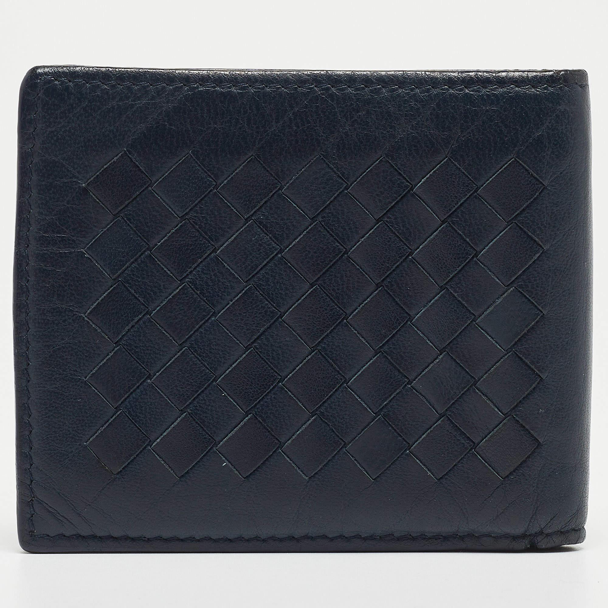 Bottega Veneta Blue Intrecciato Leather Bifold Wallet In Fair Condition For Sale In Dubai, Al Qouz 2