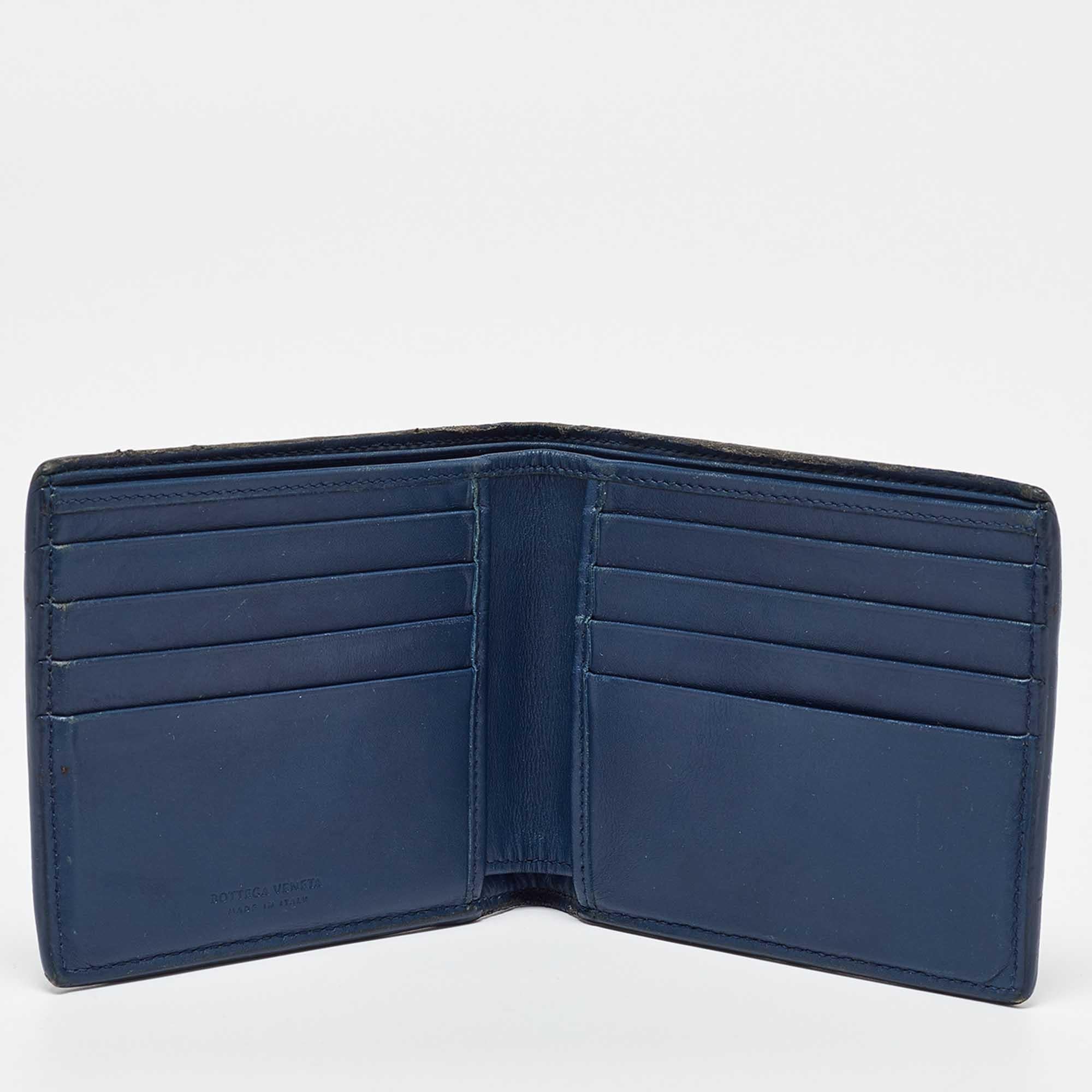 Bottega Veneta Blue Intrecciato Leather Bifold Wallet In Fair Condition For Sale In Dubai, Al Qouz 2