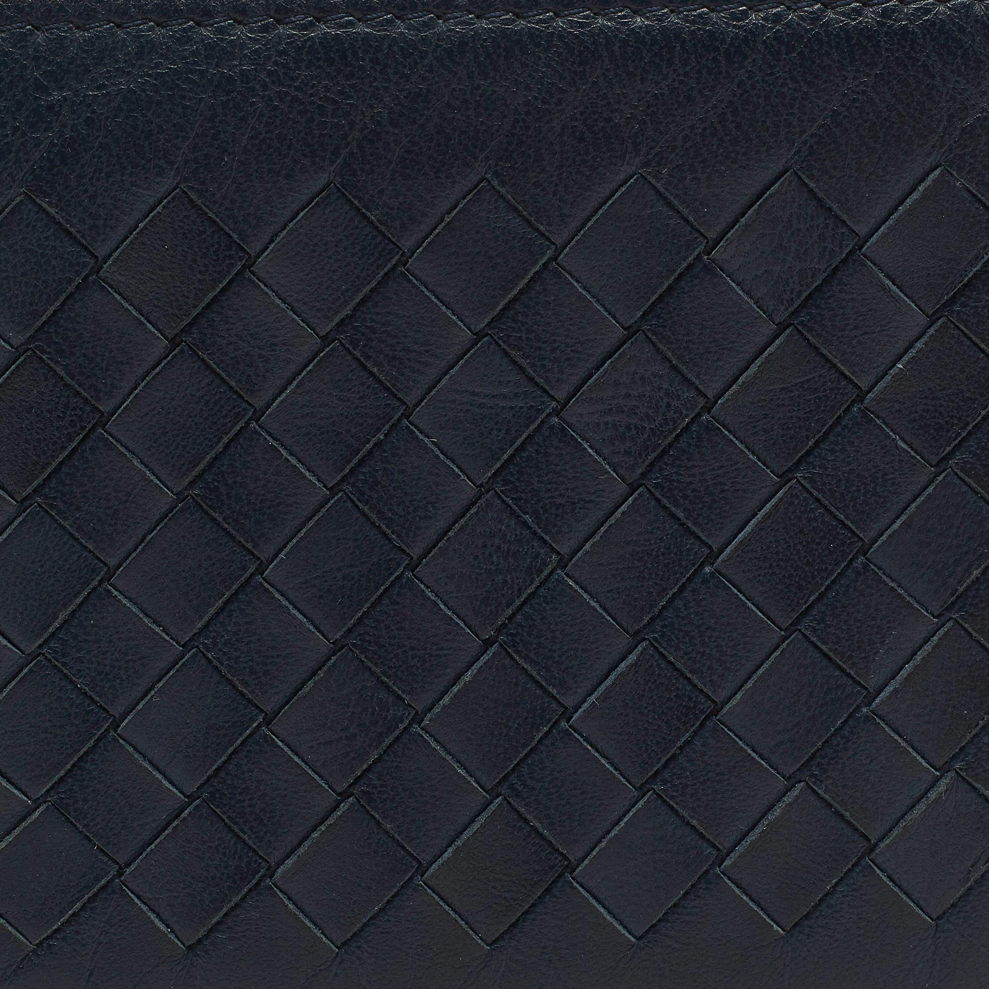 Men's Bottega Veneta Blue Intrecciato Leather Bifold Wallet For Sale