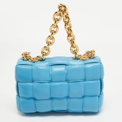 Bottega Veneta Blau Intrecciato Leder Cassette gepolsterte Kettentasche aus Leder