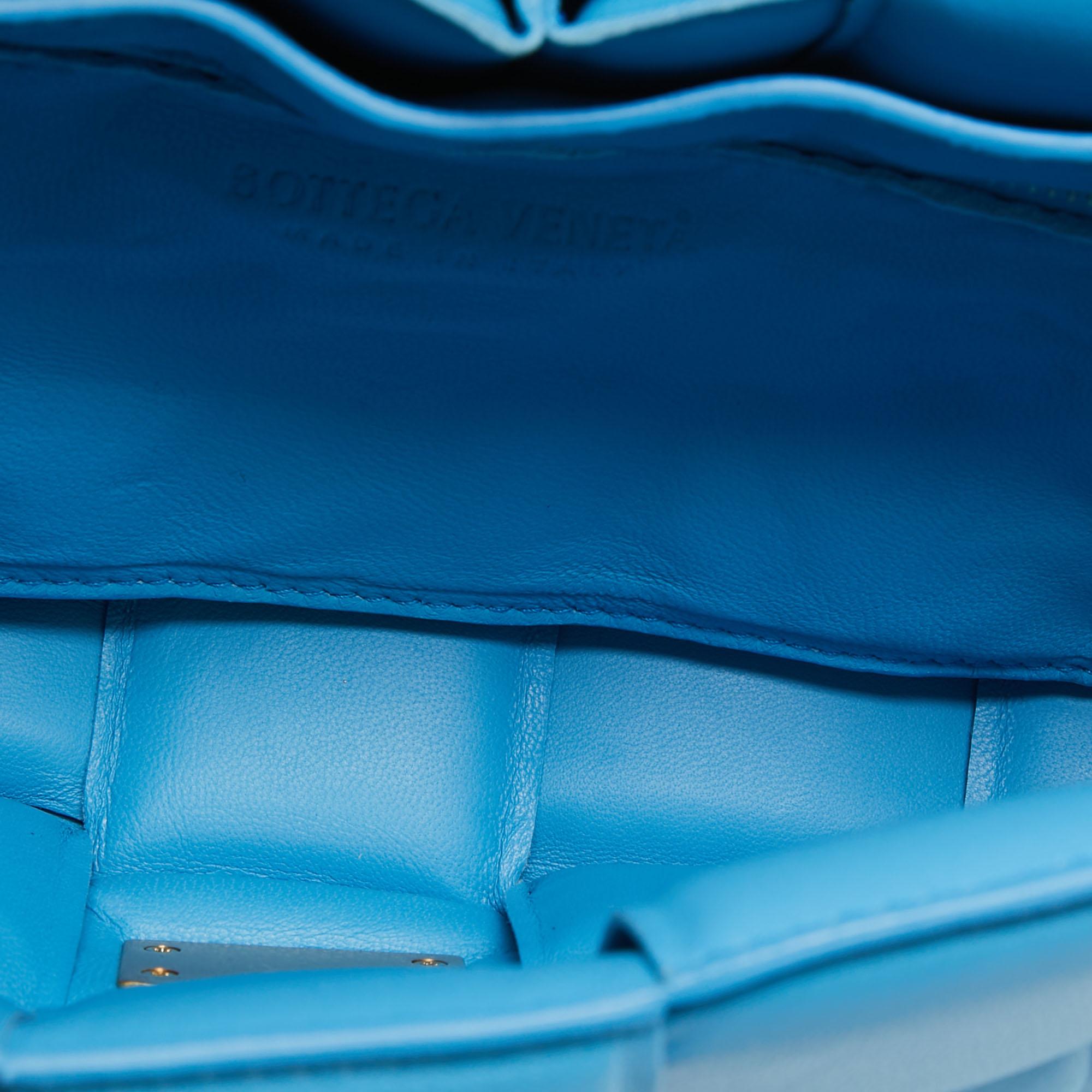Bottega Veneta Blue Intrecciato Leather Cassette Padded Chain Bag For Sale 4