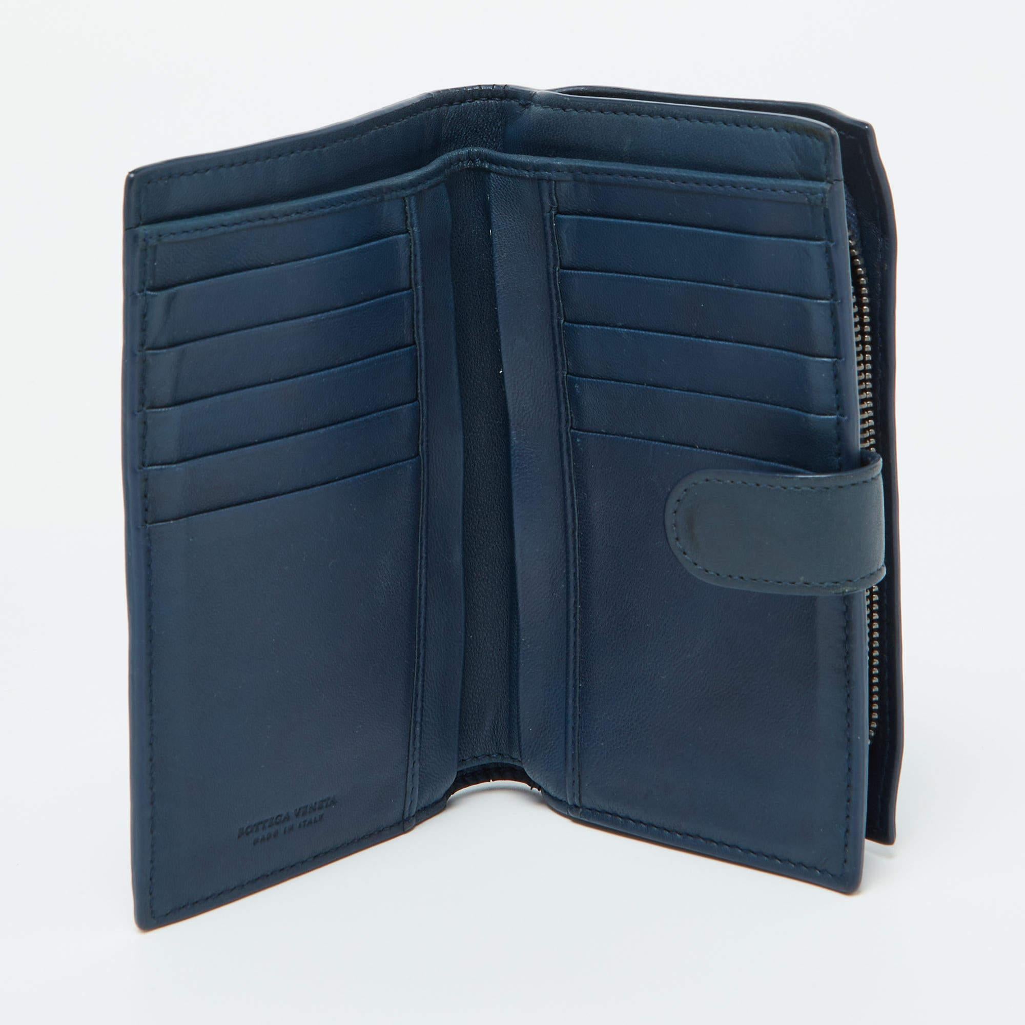Made from Intrecciato leather this Bottega Veneta continental wallet has an instantly recognizable charm of luxury. The durable wallet is equipped to neatly hold your cards coins and bills.