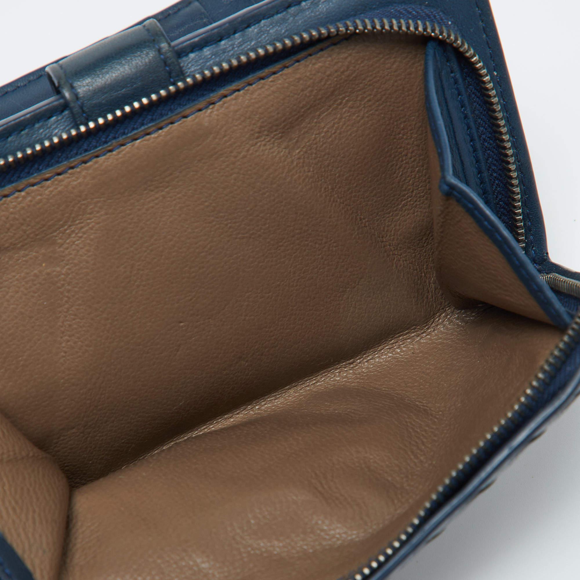 Bottega Veneta Blue Intrecciato Leather Compact Wallet In Fair Condition For Sale In Dubai, Al Qouz 2