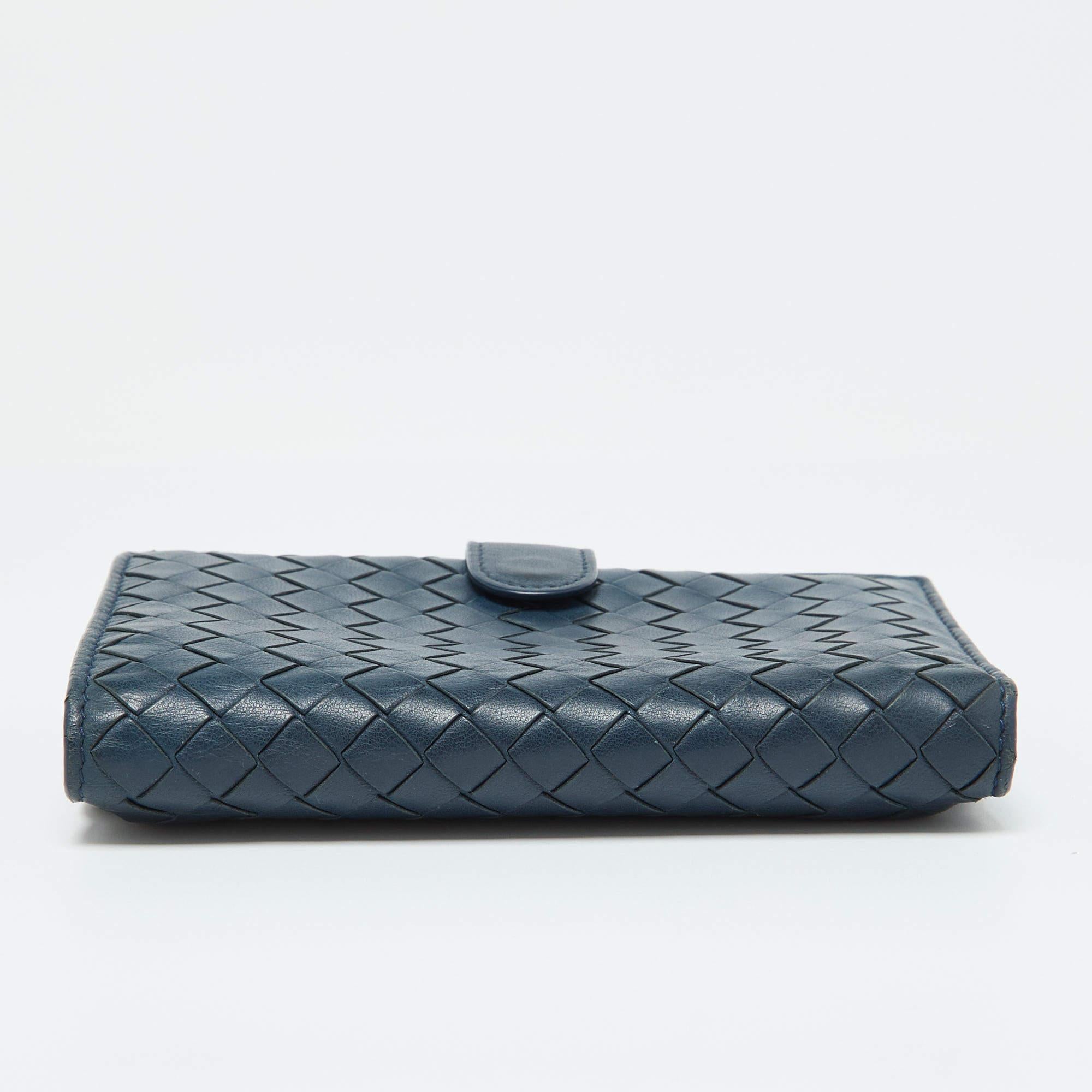 Bottega Veneta Blue Intrecciato Leather Compact Wallet For Sale 3